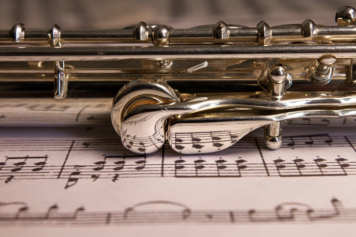 A flute lies on top of sheet music