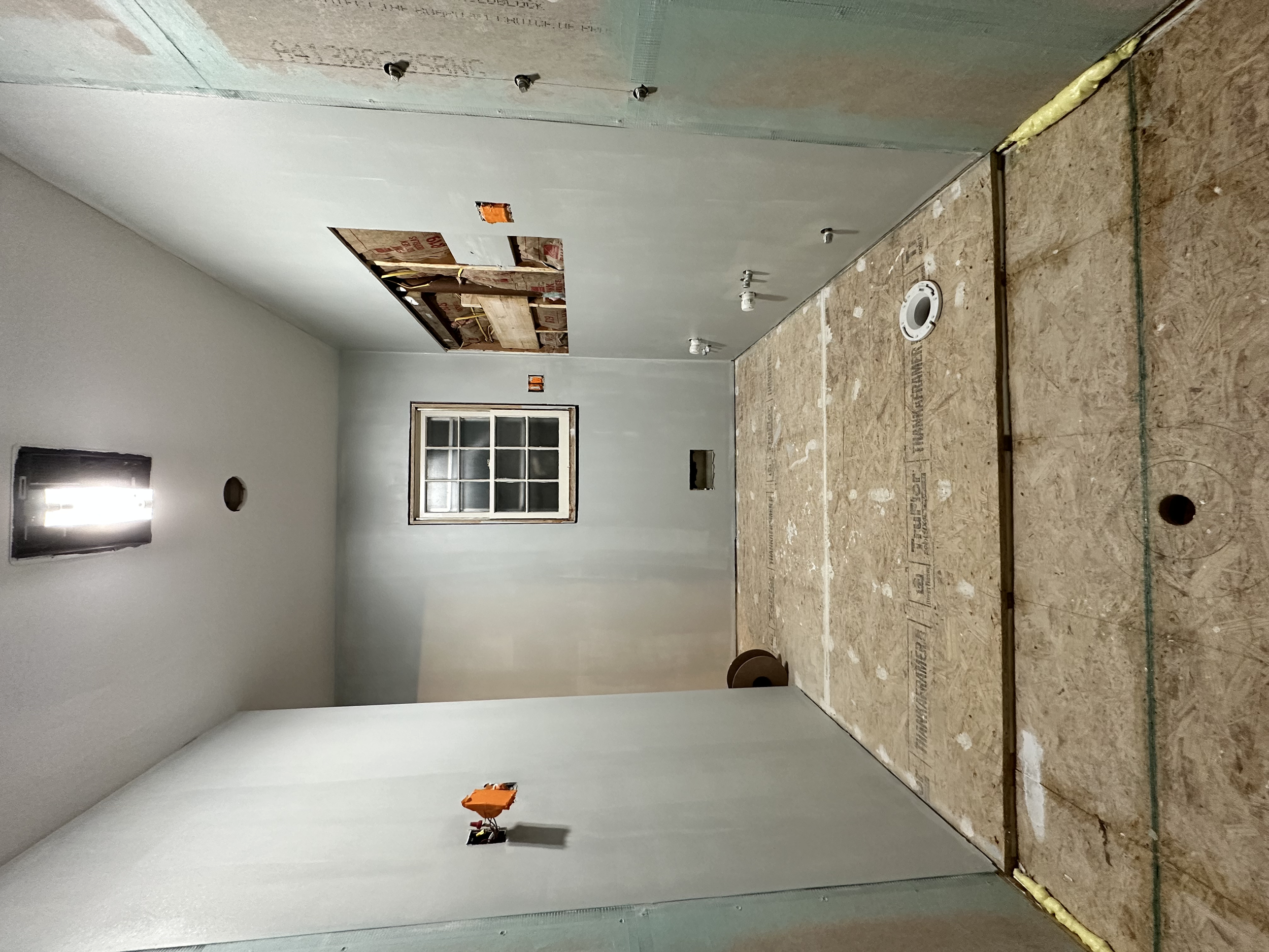 After painting we could finally lay some floor tile.