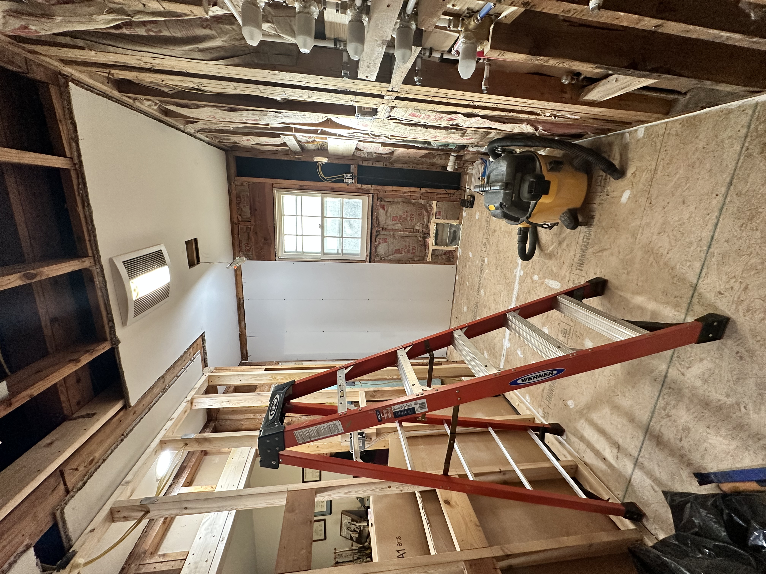 The closet wall was reconstructed, the wall behind the tub was also rebuilt and extended.