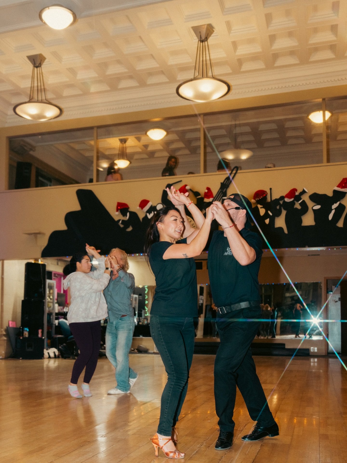 Happy Sunday ✨ Time to lock in your plans for the week and make space for some dancing. If you&rsquo;ve never been to the studio before, swipe through for a peek at what really goes on &mdash; good music, good people, and nothing but good vibes. ✨

R