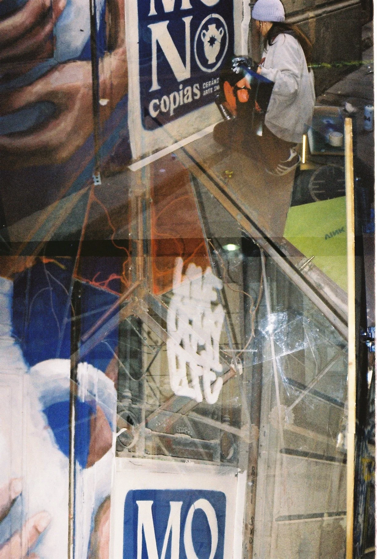 Fotografía analógica de rollo sobre expuesto, artista trabajando y fachada del taller.