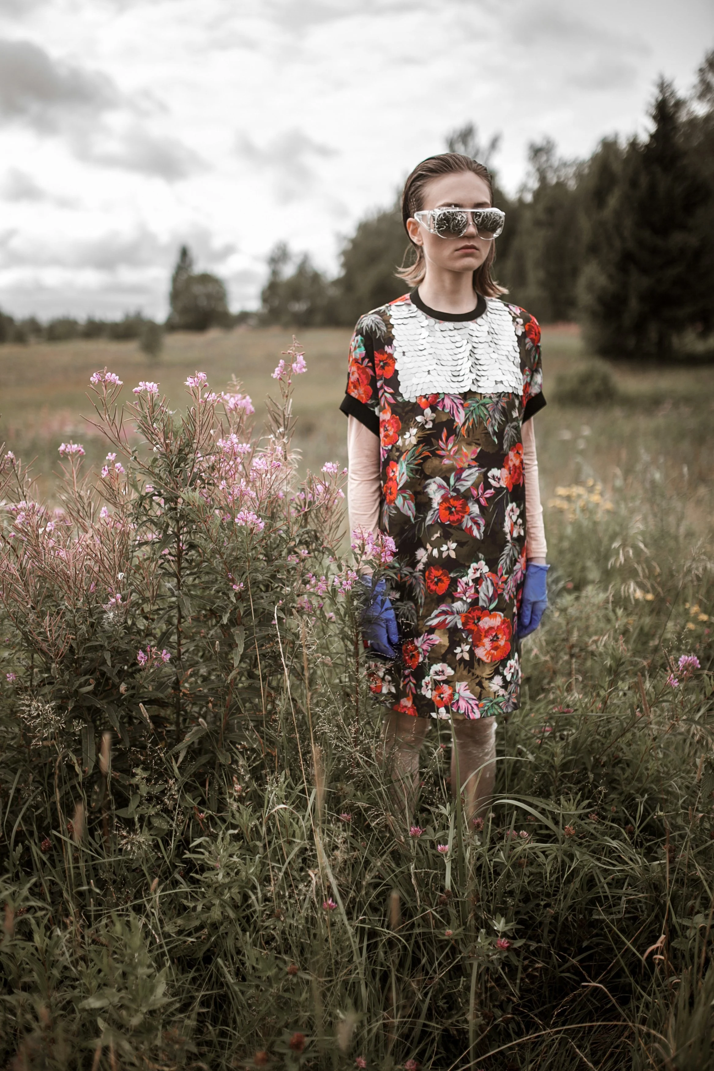  Latex gloves AMBULANCE Colour dress with the silver decor Angela Le Bourgeois Glasses Leroy Merlin 