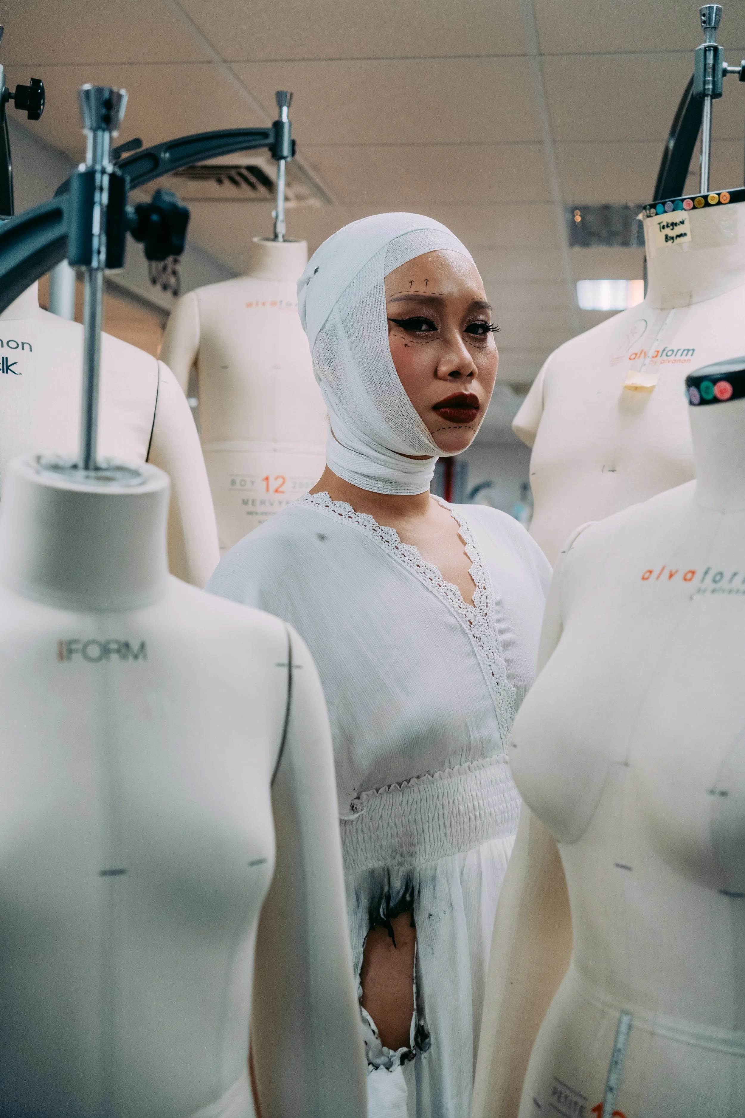  Creative Director / Model / Makeup Artist: JONG YI LING  Photographer: KIM  Fashion Designer: Robin  Hair Stylist: Melody  Wardrobe: Agâru 