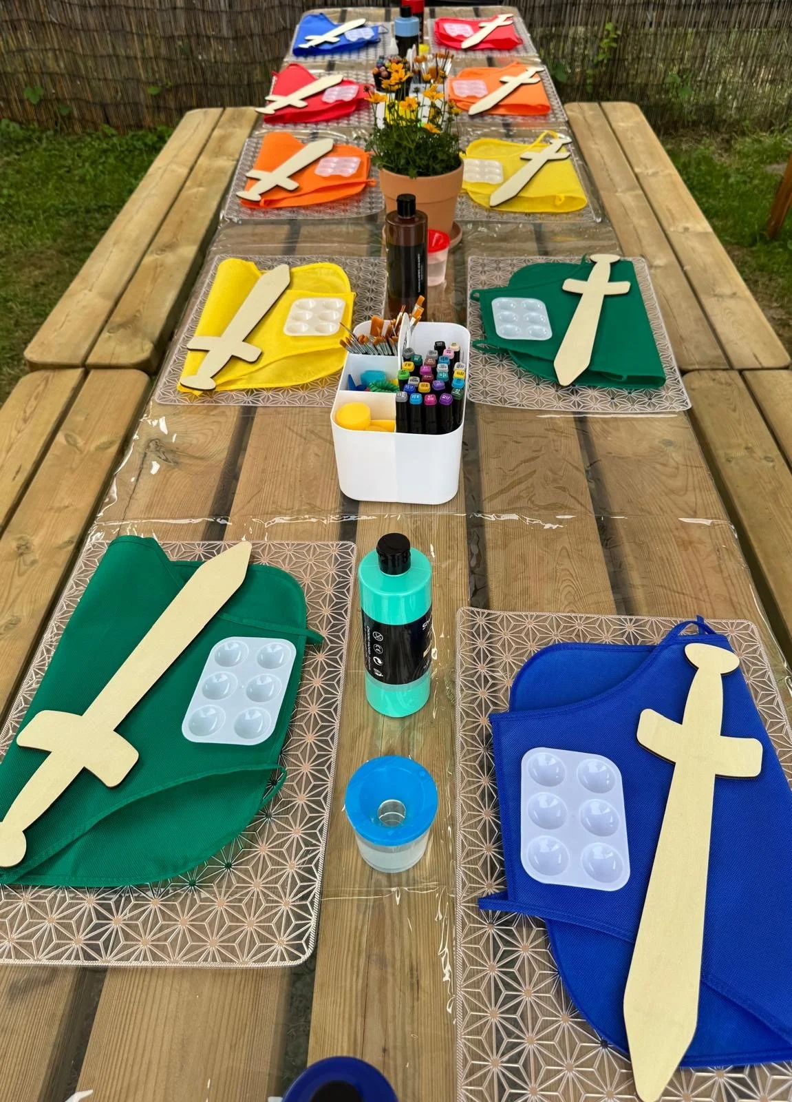 Holzschwerter bemalen – Kreativparty