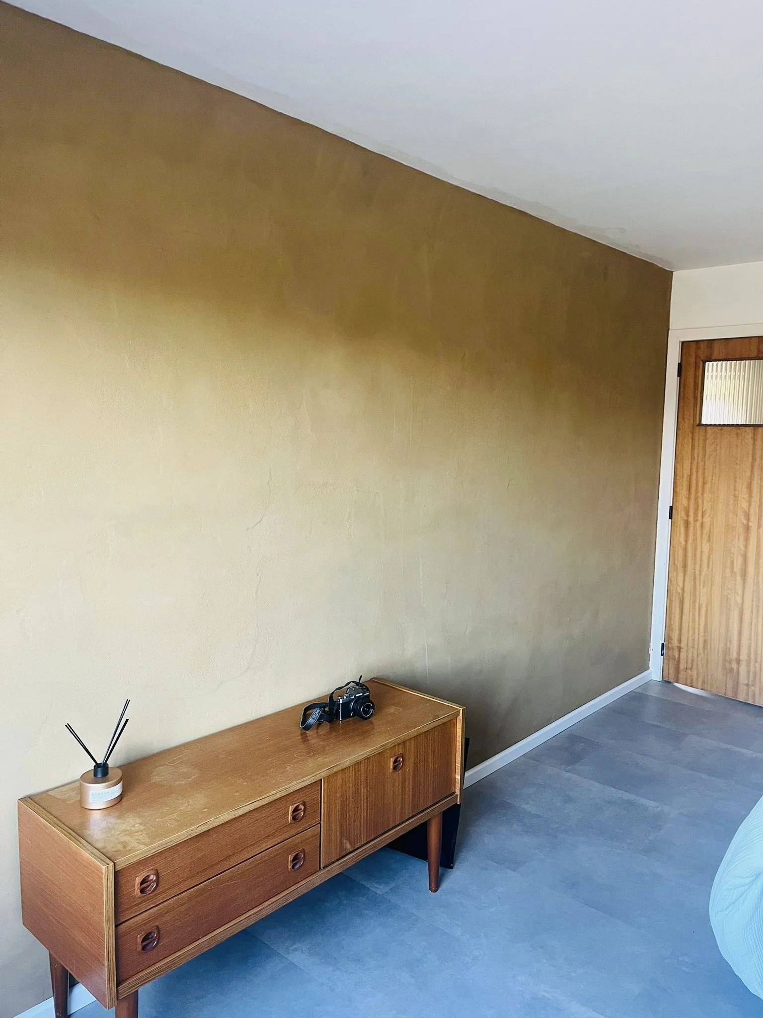 Afgewerkte leemstuc in slaapkamer Diest