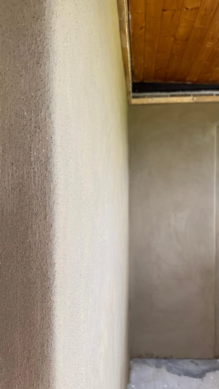 Detail van een natuurlijk afgewerkte muur met leemstuc