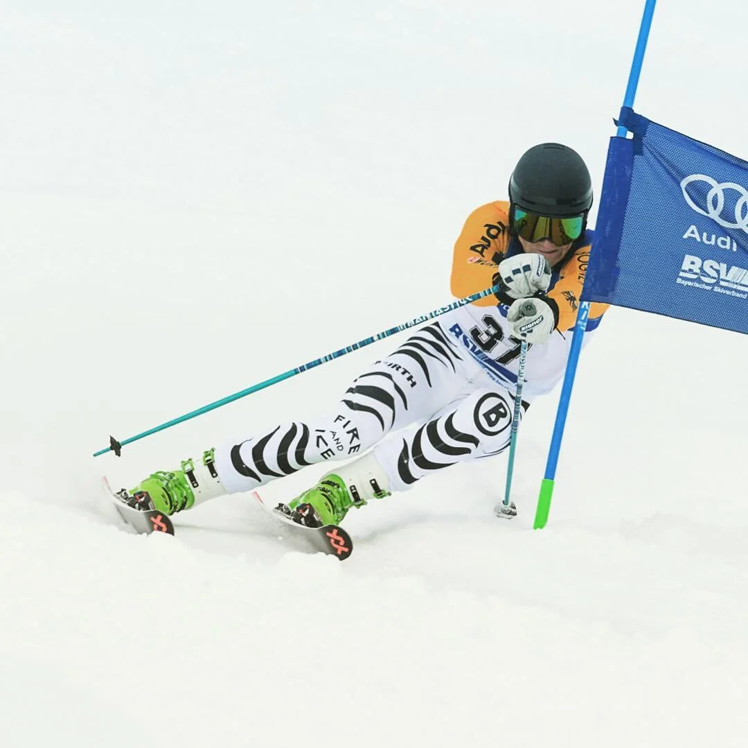 Ski und Golf Meisterschaften Hannes Lechner fährt im Rennanzug um ein Riesenslalom Tor