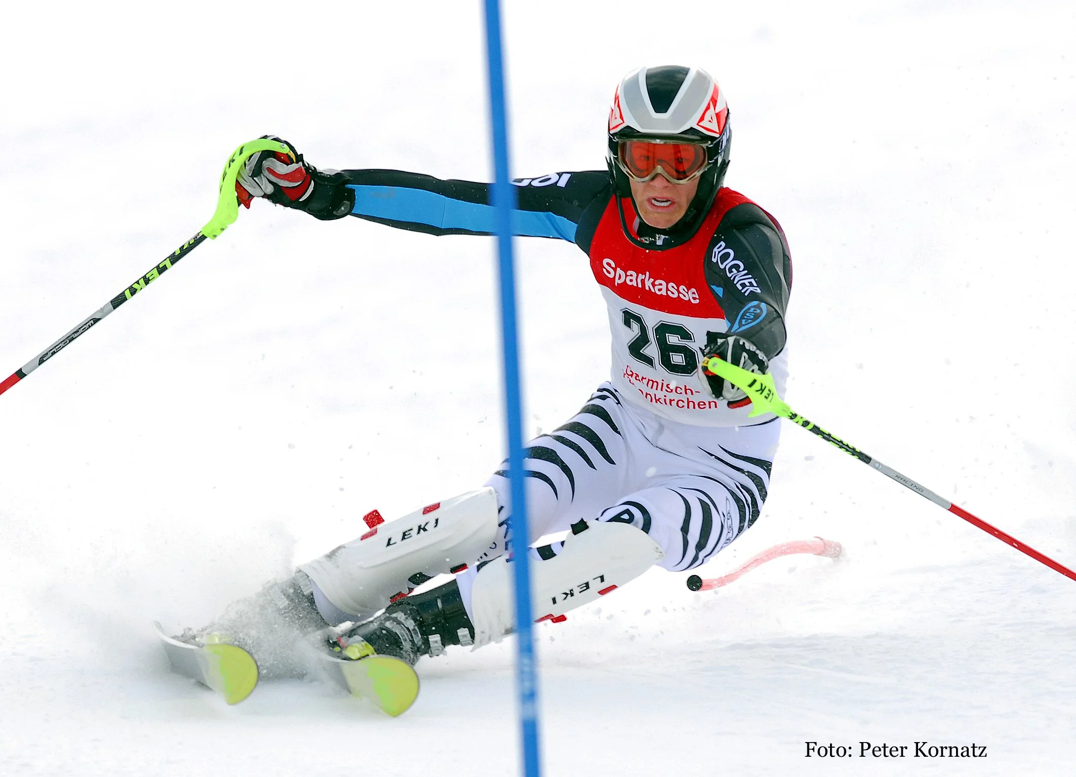 2008 FIS Slalom Rennen  Deutscher Skirennanzug fährt um ein Slalom Tor 