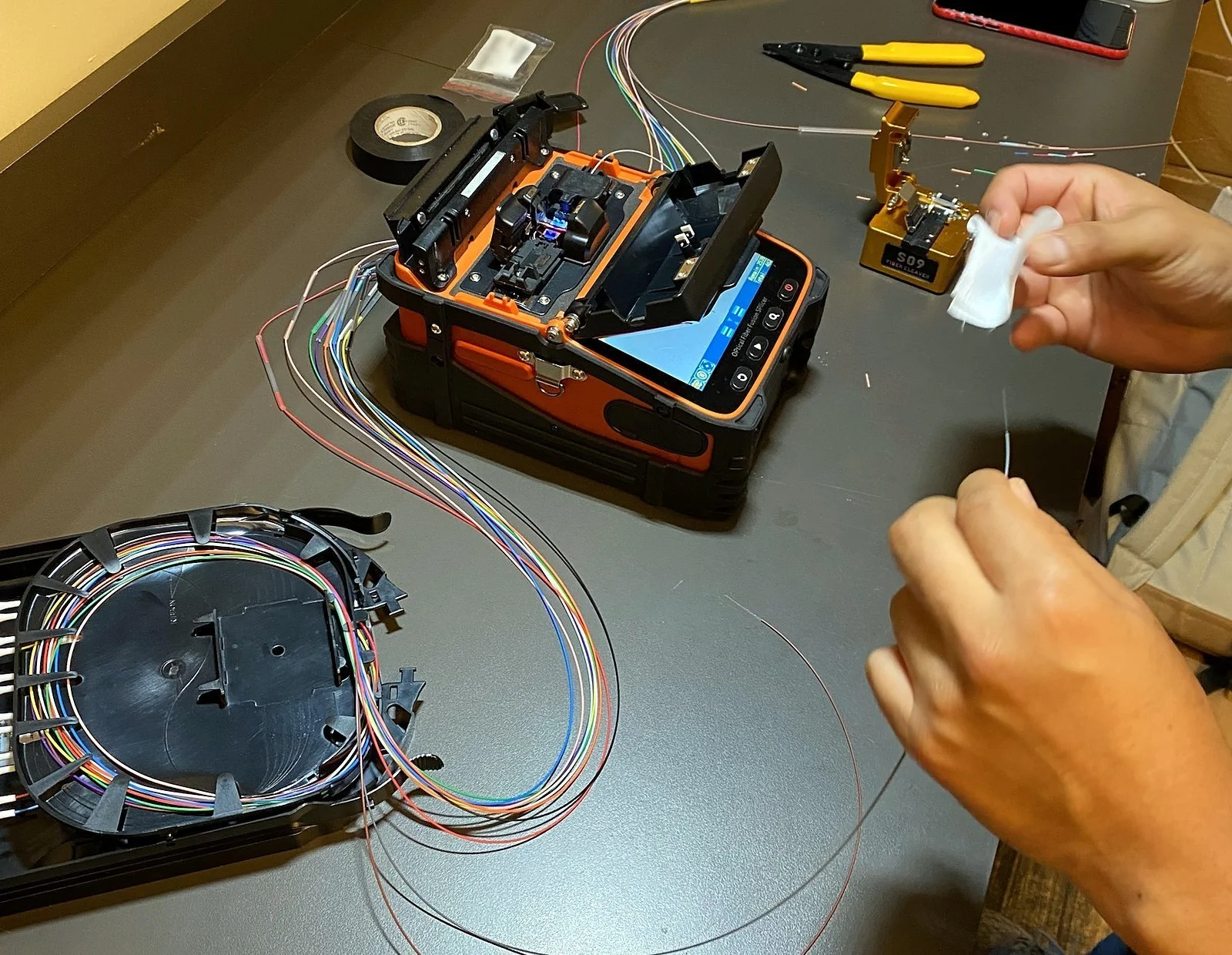Fiber fusion splicing on a work table