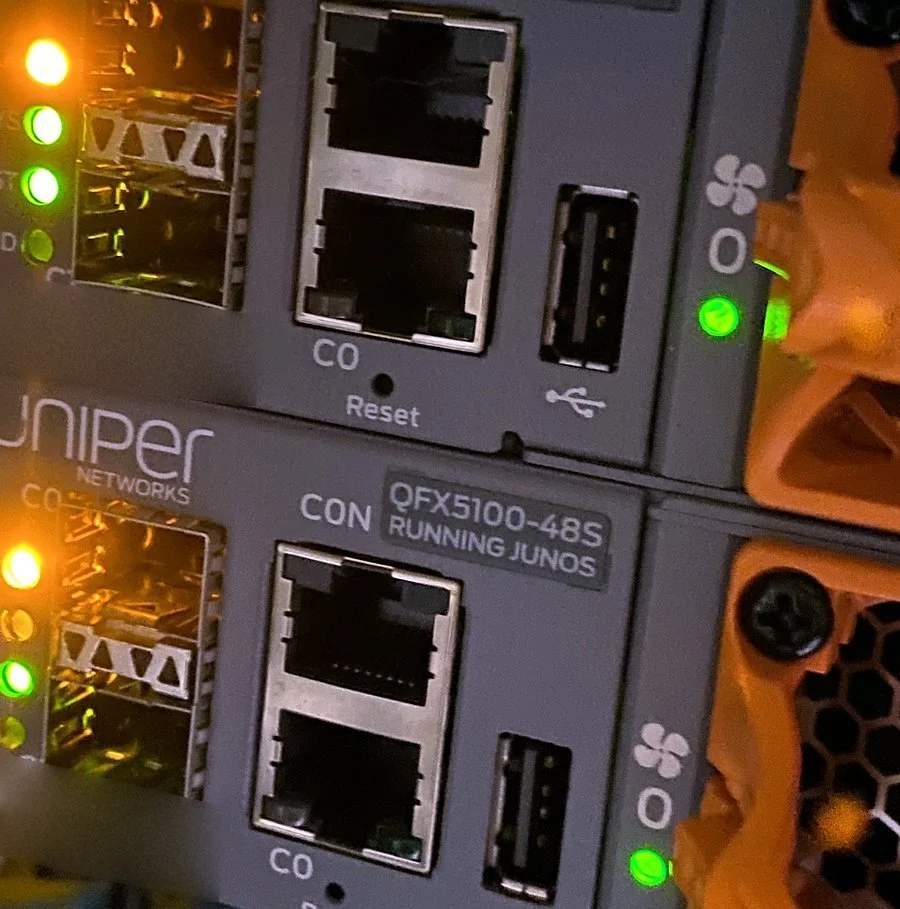 Juniper QFX5100 switch ports and status lights in a network rack