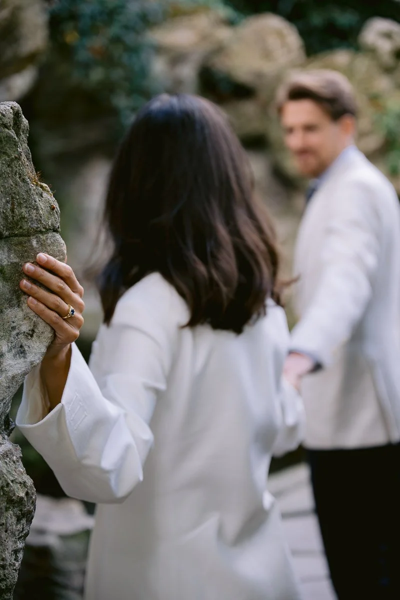 L'alliance au doigt de la mariée, gros plan et jeu de lumière dans un parc parisien. Photographe de mariage de détail et de sentiment.