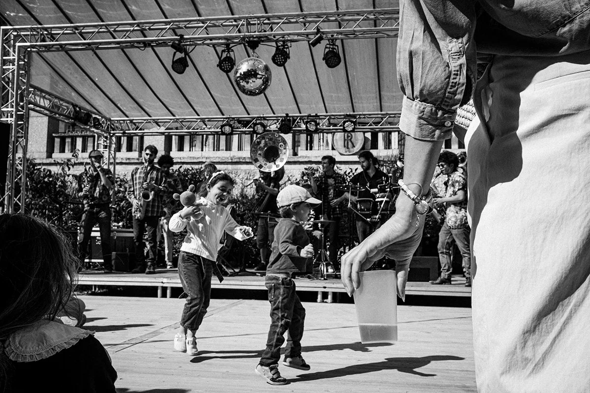 Ambiance de la Fête de la Musique sur la terrasse Poisson Lune au Palais de la Porte Dorée. Reportage photo de concert professionnel en soirée.