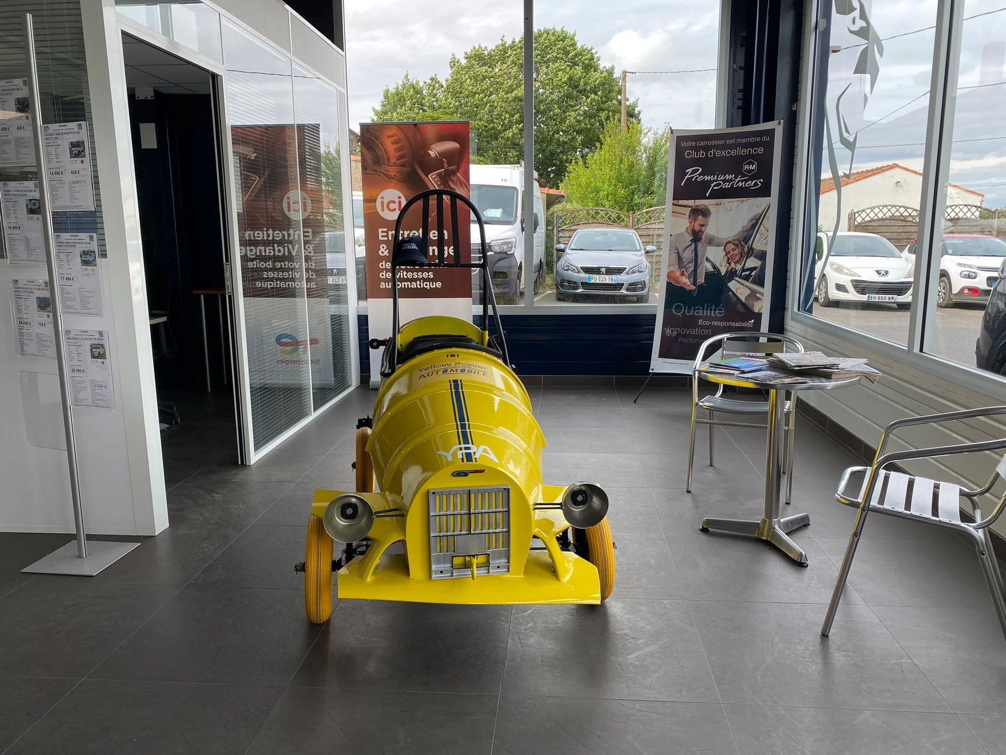 YELLOW POWER AUTOMOBILE du Groupe YPA, participation au Festival des Caisses à Savon Divattaises, Garage Val de Loire