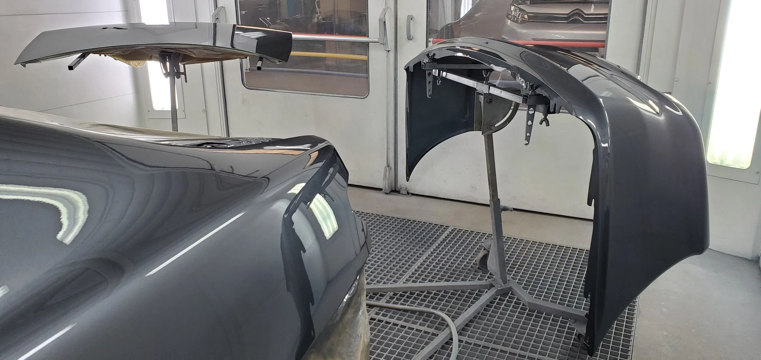 Garde-boue de voiture en cours de peinture ou de réparation dans un atelier. 