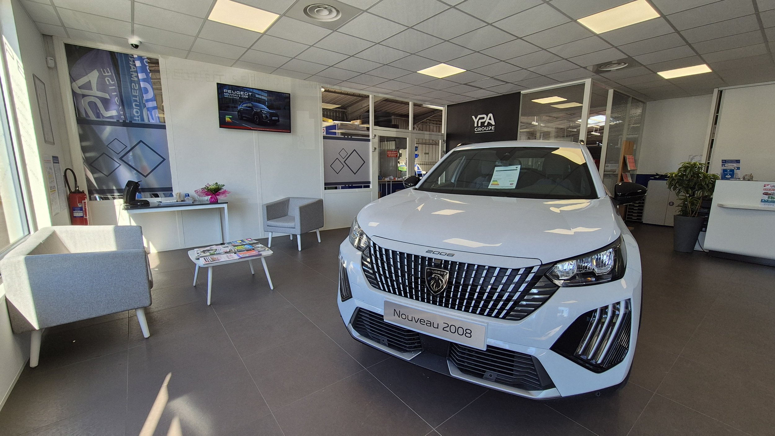 Voiture blanche Peugeot 2008 dans un showroom.