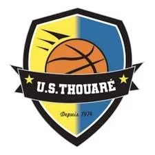 Logo du club de basketball U.S. Thouaré, avec un bouclier coloré et un ballon de basketball au centre, datant de 1976. Partenaire du Groupe YPA