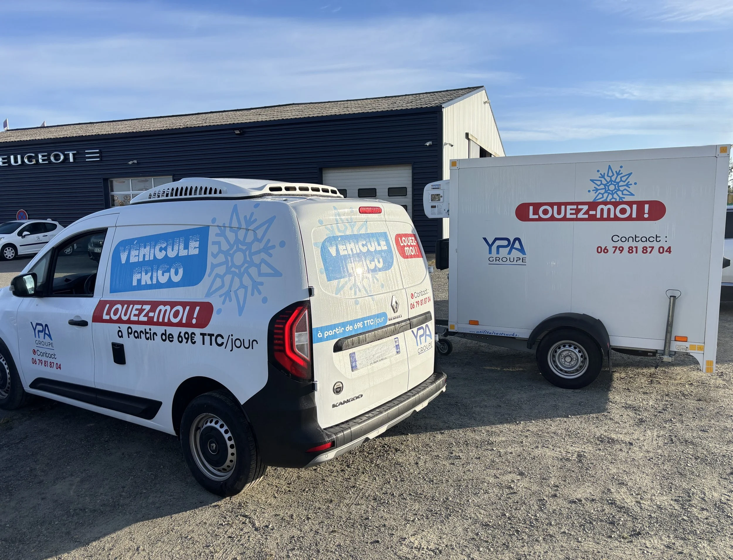 Voiture blanche et remorque stationnées en extérieur, avec publicité pour location de véhicules frigorifiques pour 69€ par jour, contact visible, bâtiment Peugeot en arrière-plan. Thouaré Sur Loire, Divatte-sur-Loire, Loroux-Bottereau. 