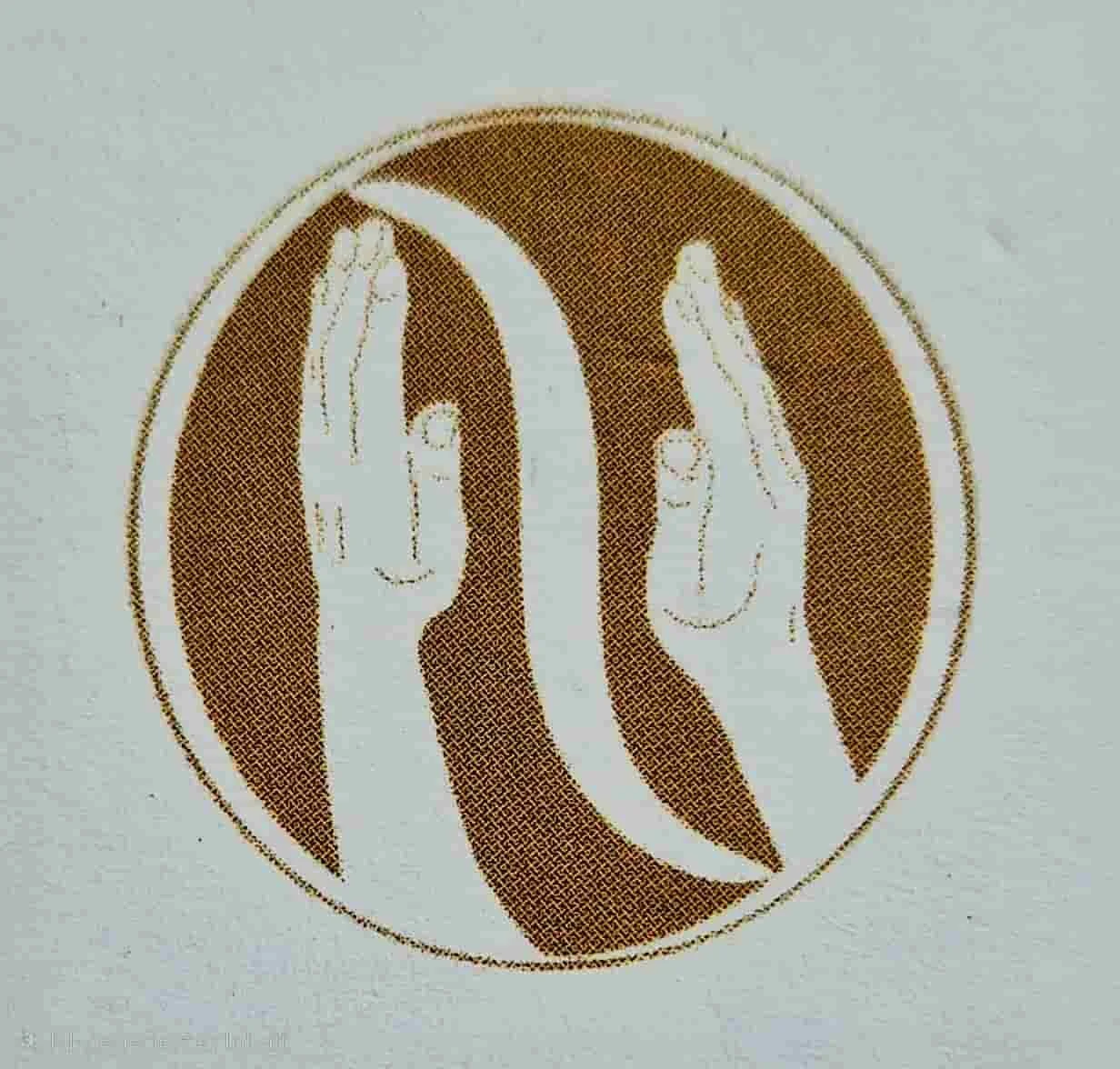 Ein kreisförmiges Symbol mit zwei stilisierten Händen, die sich in einer Geste der Berührung oder des Schutzes befinden.