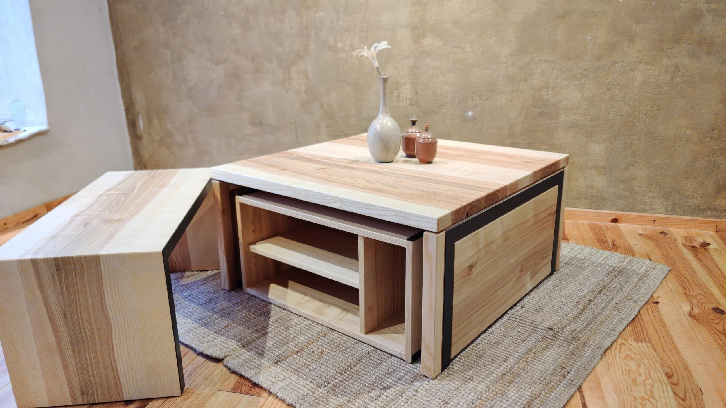 Moderner Couchtisch aus Holz mit Metallrahmen und integrierter Ablage, dekoriert mit Vasen auf einer Holzwand