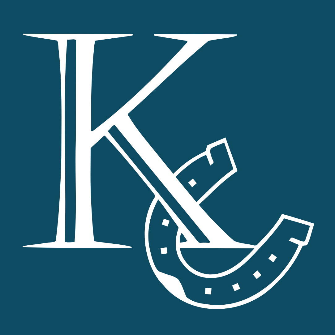 Ein weißes Logo mit einem großen Buchstaben 'K' auf einem blauen Hintergrund.