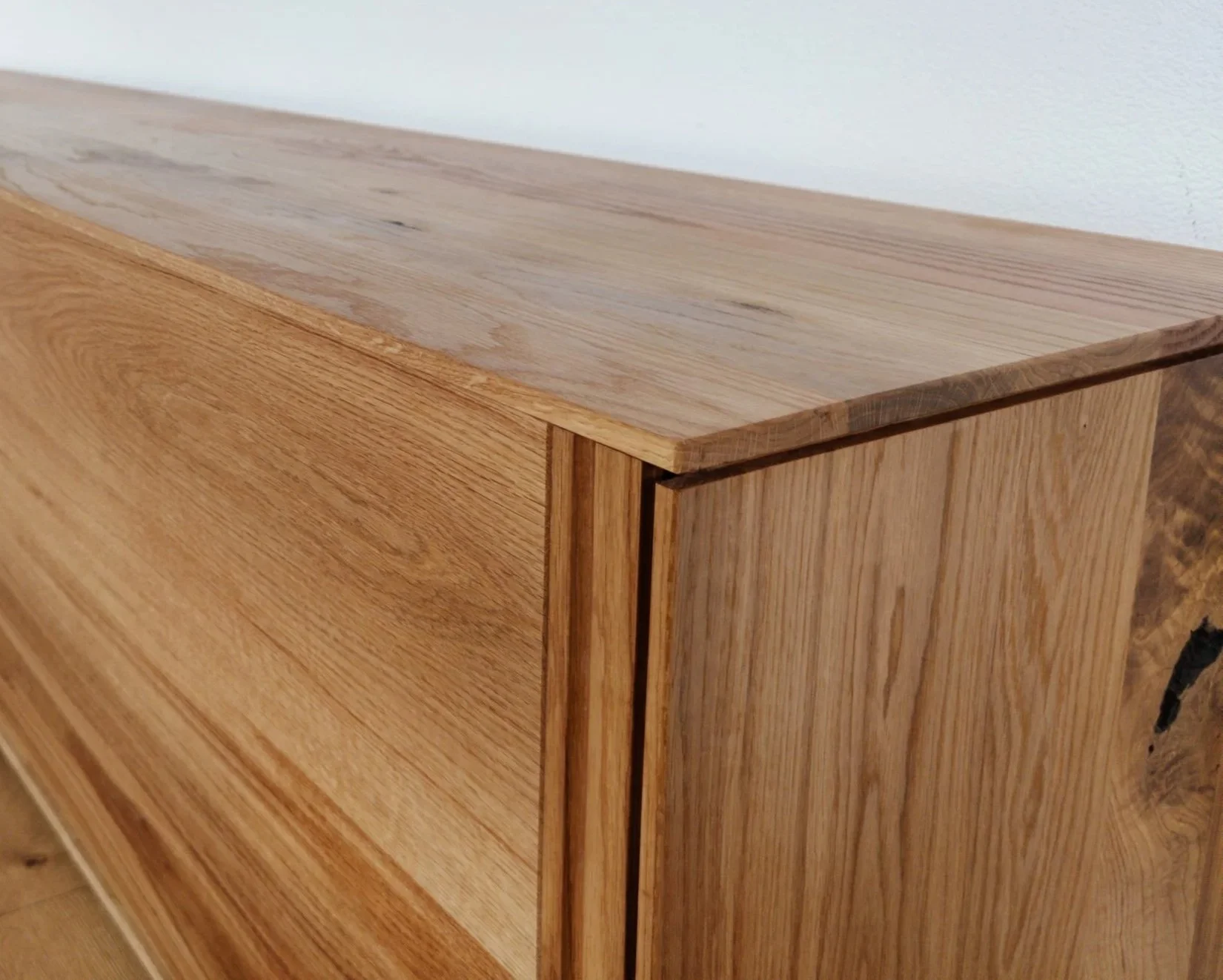 Nahaufnahme eines Holzmöbels mit sichtbarer Holzmaserung, Ecke mit passender Verbindung