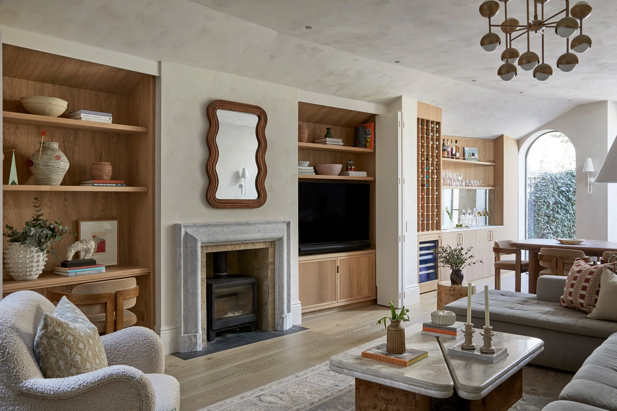 A drawing room with bespoke cabinetry by Greenstreet Furniture