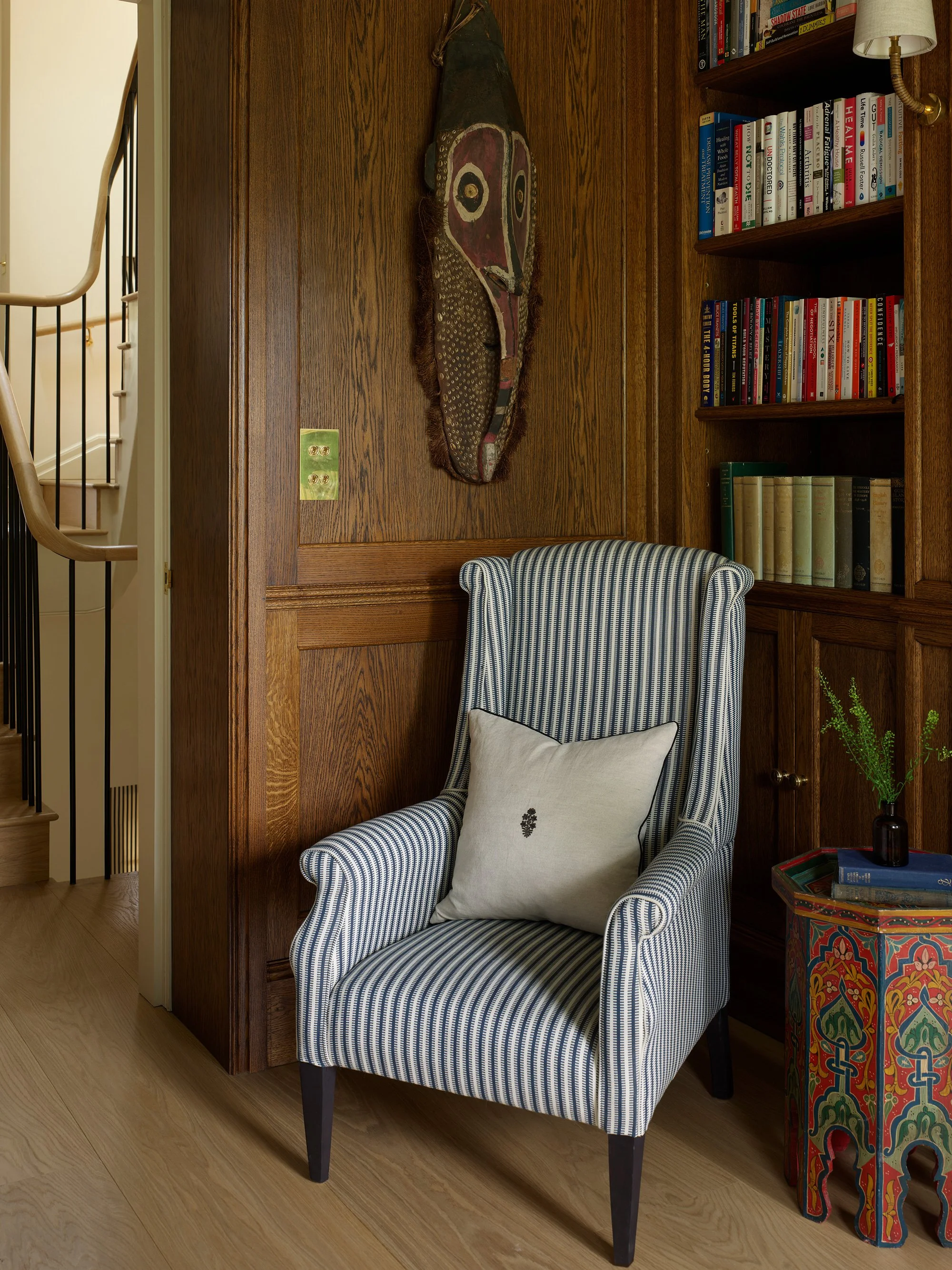 Open bookshelves and bespoke cabinetry in a study by Greenstreet Furniture