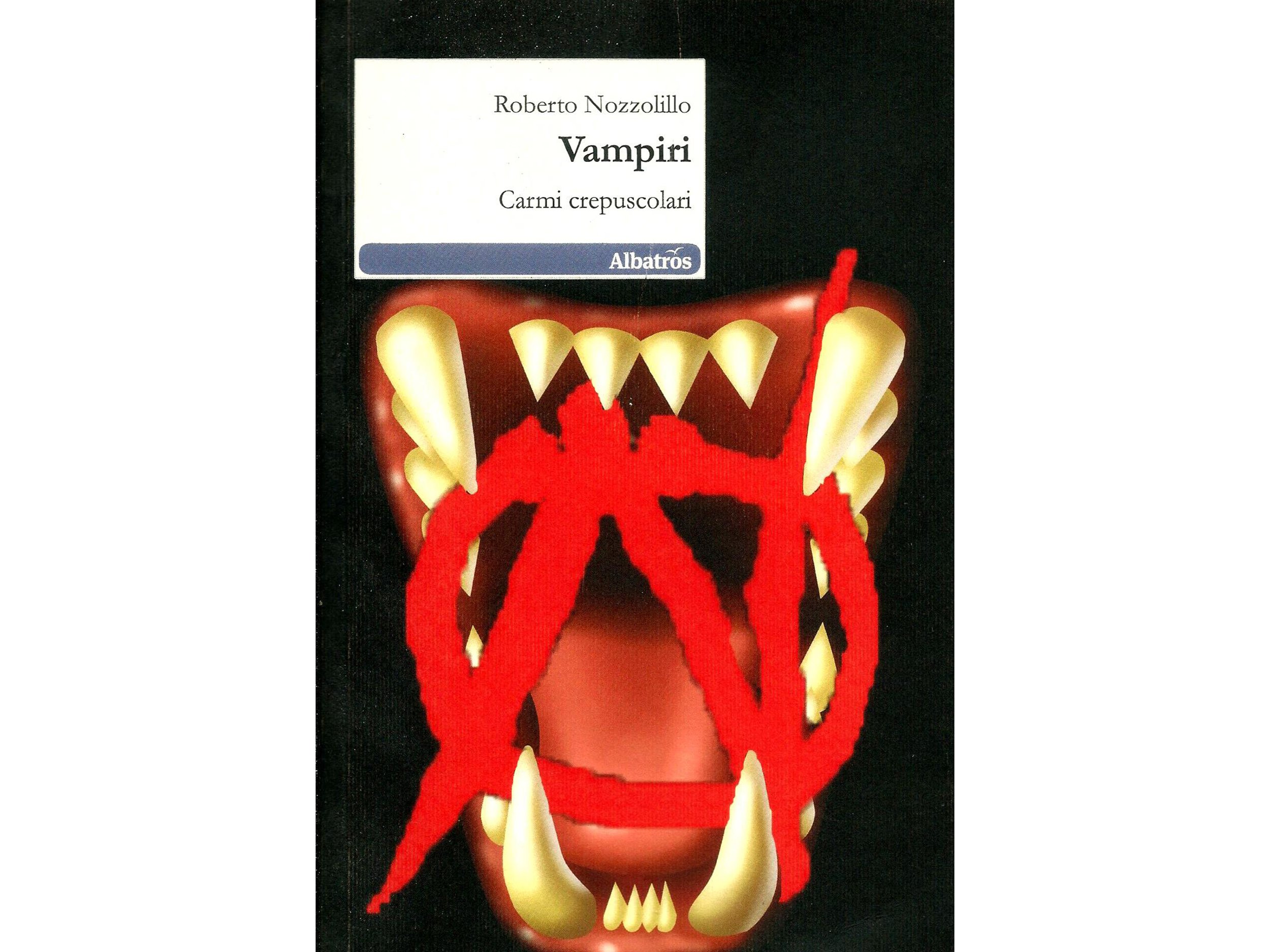 Copertina di un libro intitolato 'Vampiri' di Roberto Nozzolillo, parte della serie 'Carmi crepuscolari' pubblicato da Albatros. La copertina presenta un'immagine stilizzata di una bocca vampirica con denti aguzzi e una grande A rossa disegnata sopra.
