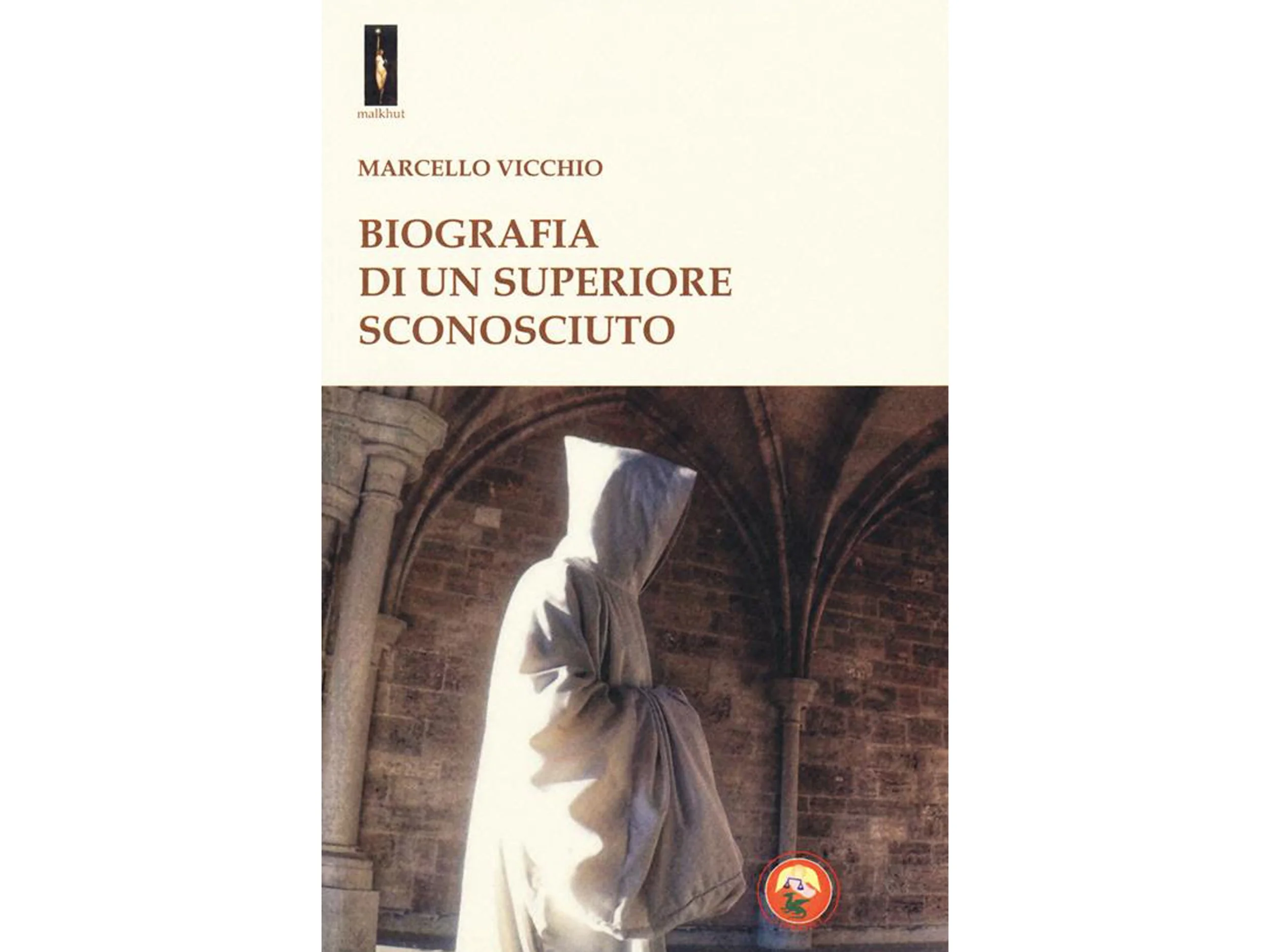 Copertina di un libro intitolato 'Biografia di un superiore sconosciuto' di Marcello Vicchio, con immagine di una statua coperta parzialmente da un cappuccio, collocata in un ambiente architettonico medievale.