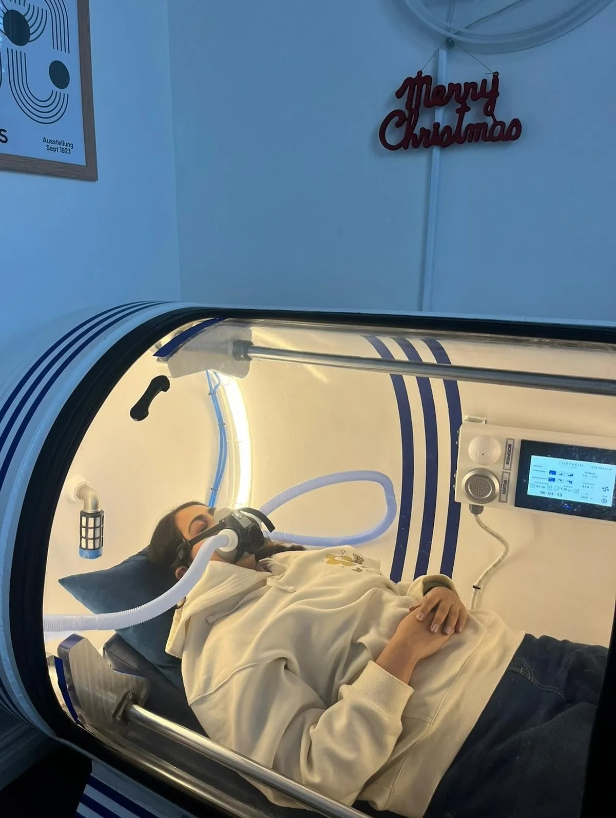 All we want for Christmas is&hellip; Oxygen🎄💨 The Oxyplus chamber is holiday-ready!

#oxyplus #hbot #newcastle #christmas