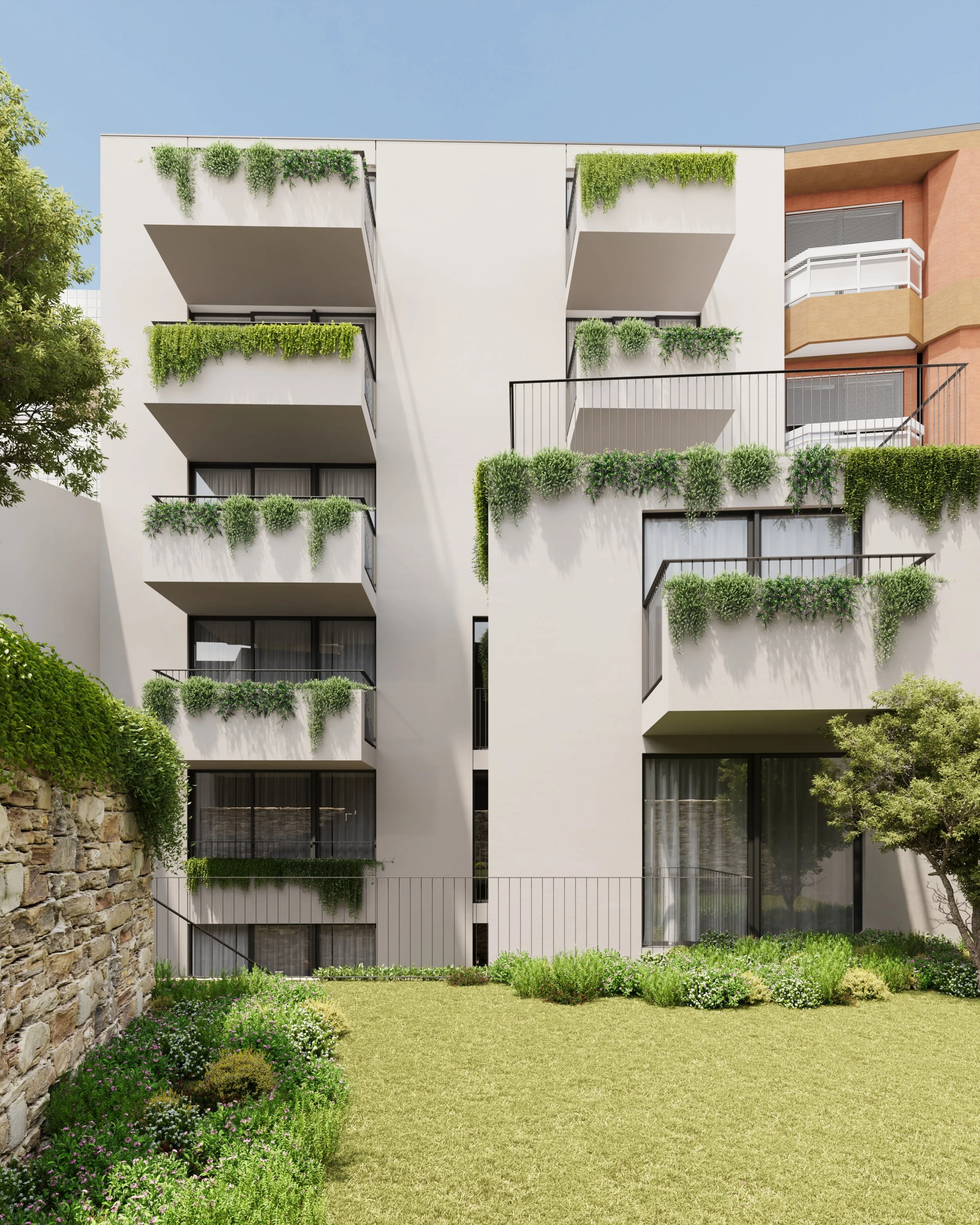 Prédio residencial branco com vários balcões adornados com plantas na fachada, jardins bem cuidados na frente e céu claro ao fundo.