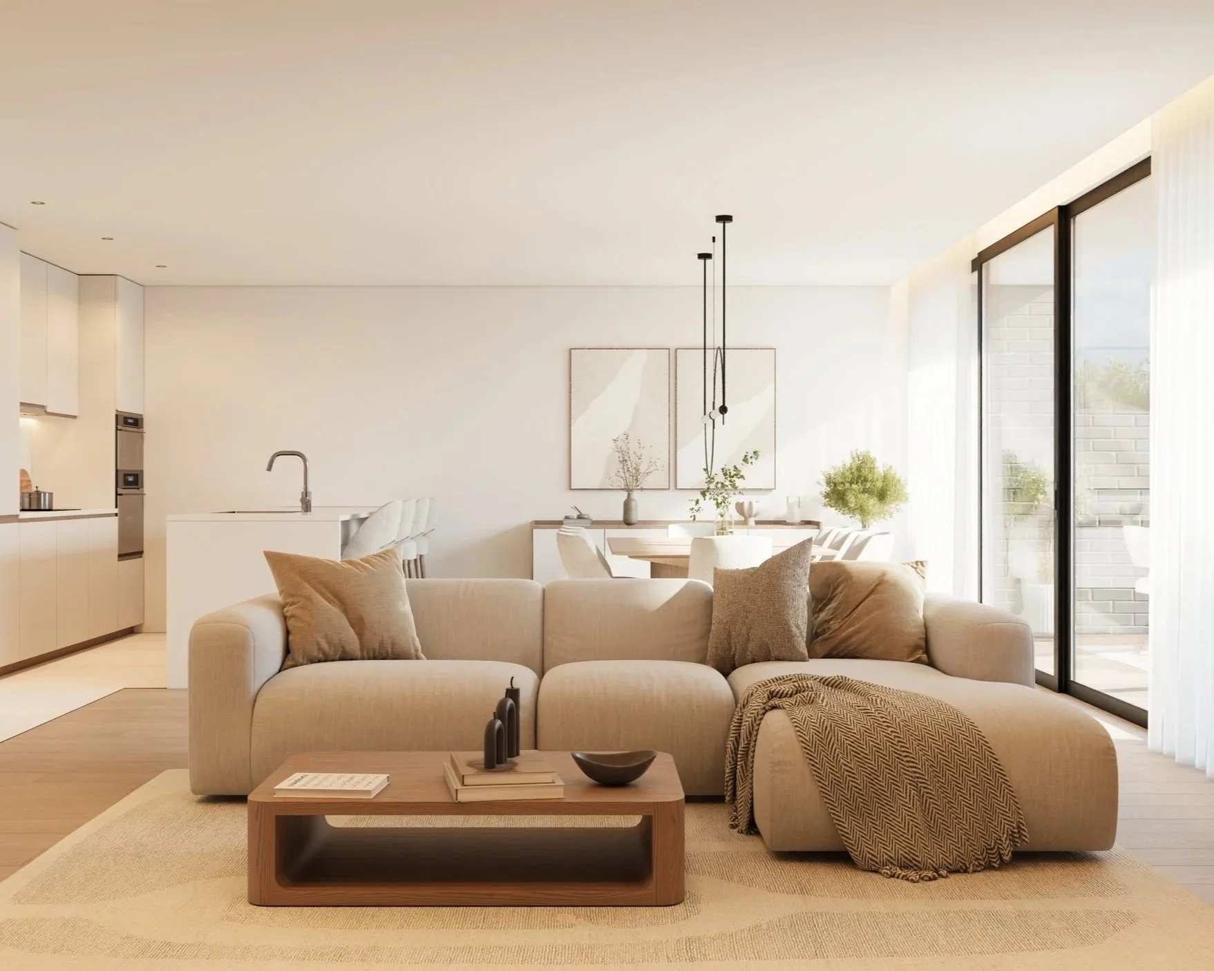 Sala de estar moderna com sofá bege, almofadas, mesa de centro de madeira, decoração minimalista, jardim visível pela porta de vidro.