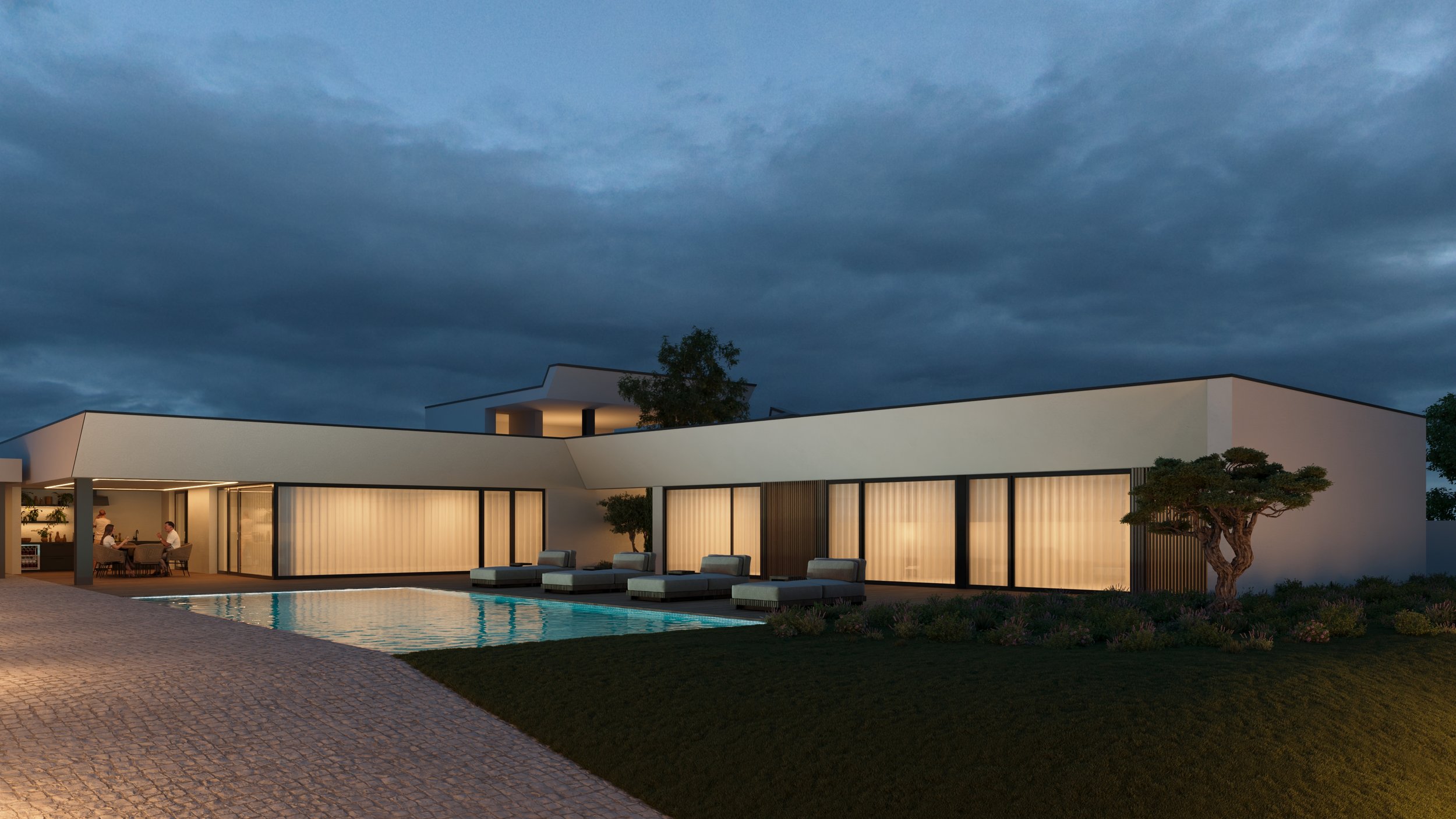 Casa moderna com iluminação externa, piscina, espreguiçadeiras e vegetação, ao entardecer com céu nublado.