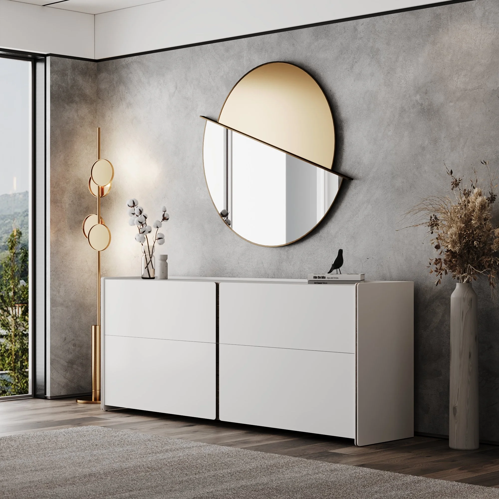 Sala de estar com espelho redondo decorativo na parede, armário branco, plantas e vaso alto, luminária de pé dourada com espelhos e janela grande com vista para a natureza.