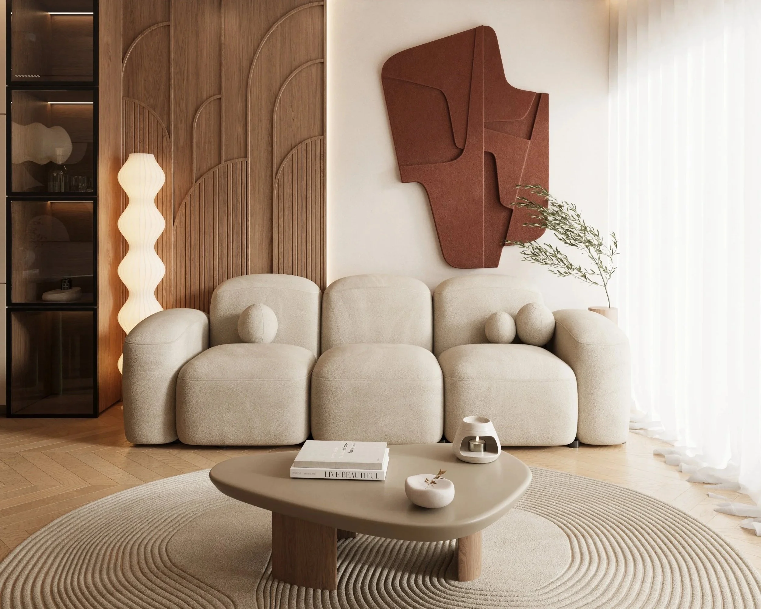 Sala de estar com sofá bege, mesa de centro arredondada, decoração minimalista, luminária de piso, painel de madeira e arte moderna na parede, cortinas de branco ao lado de uma janela.