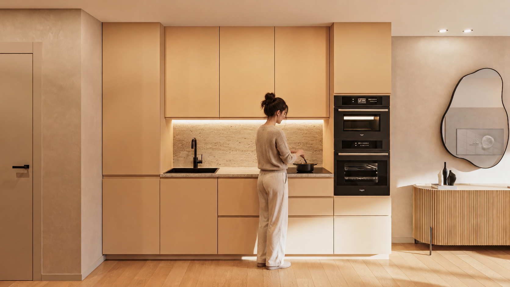 Pessoa cozinhando em uma cozinha moderna com armários bege, bancada de pedra e micro-ondas embutido. Decor minimalista com espelho irregular na parede e móveis de madeira.