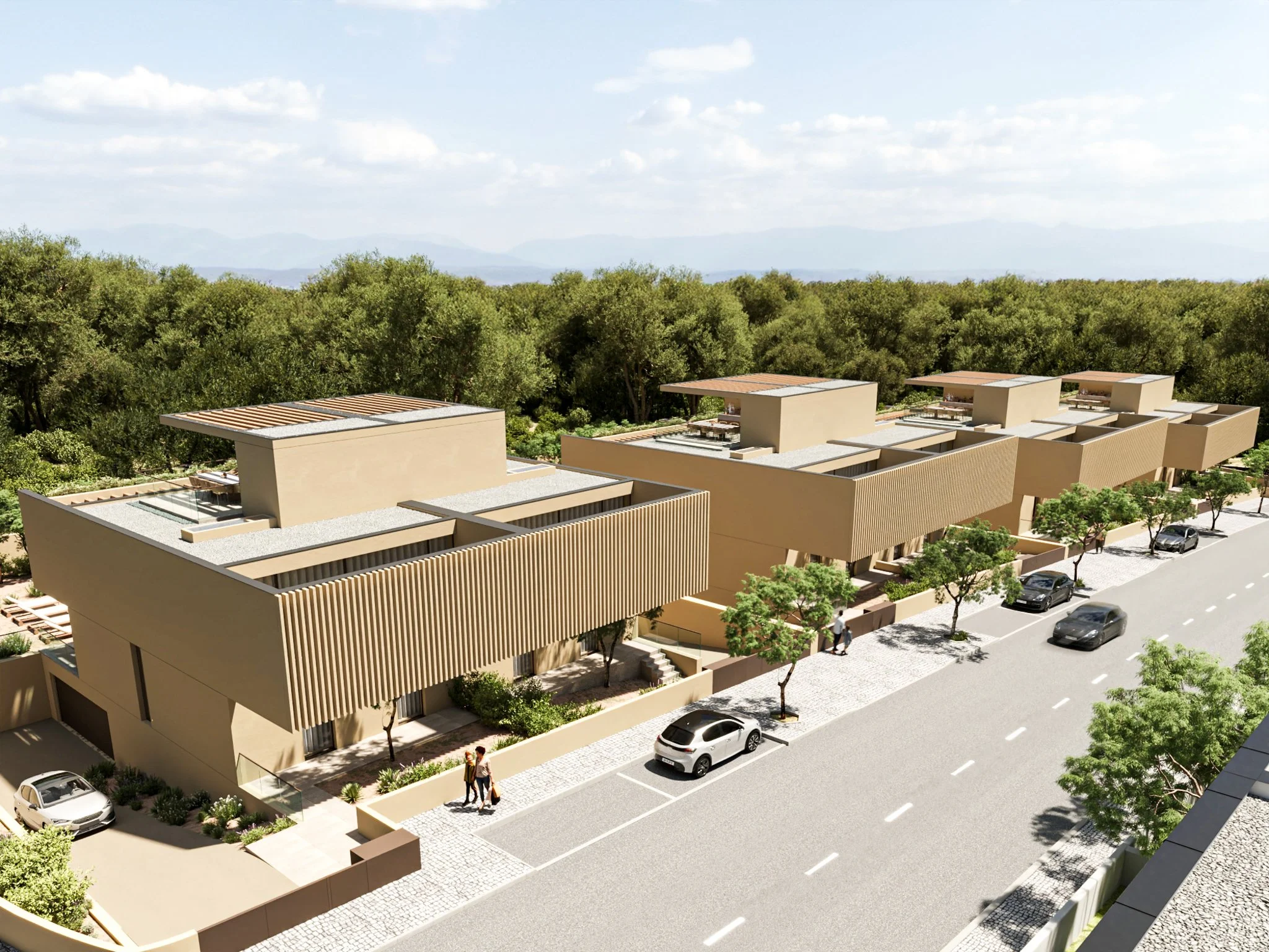 Conjunto residencial com casas modernas de um andar, fachadas em tons neutros, áreas de estacionamento, árvores alinhadas na calçada, ao fundo uma área de mata verde e céu claro com nuvens.