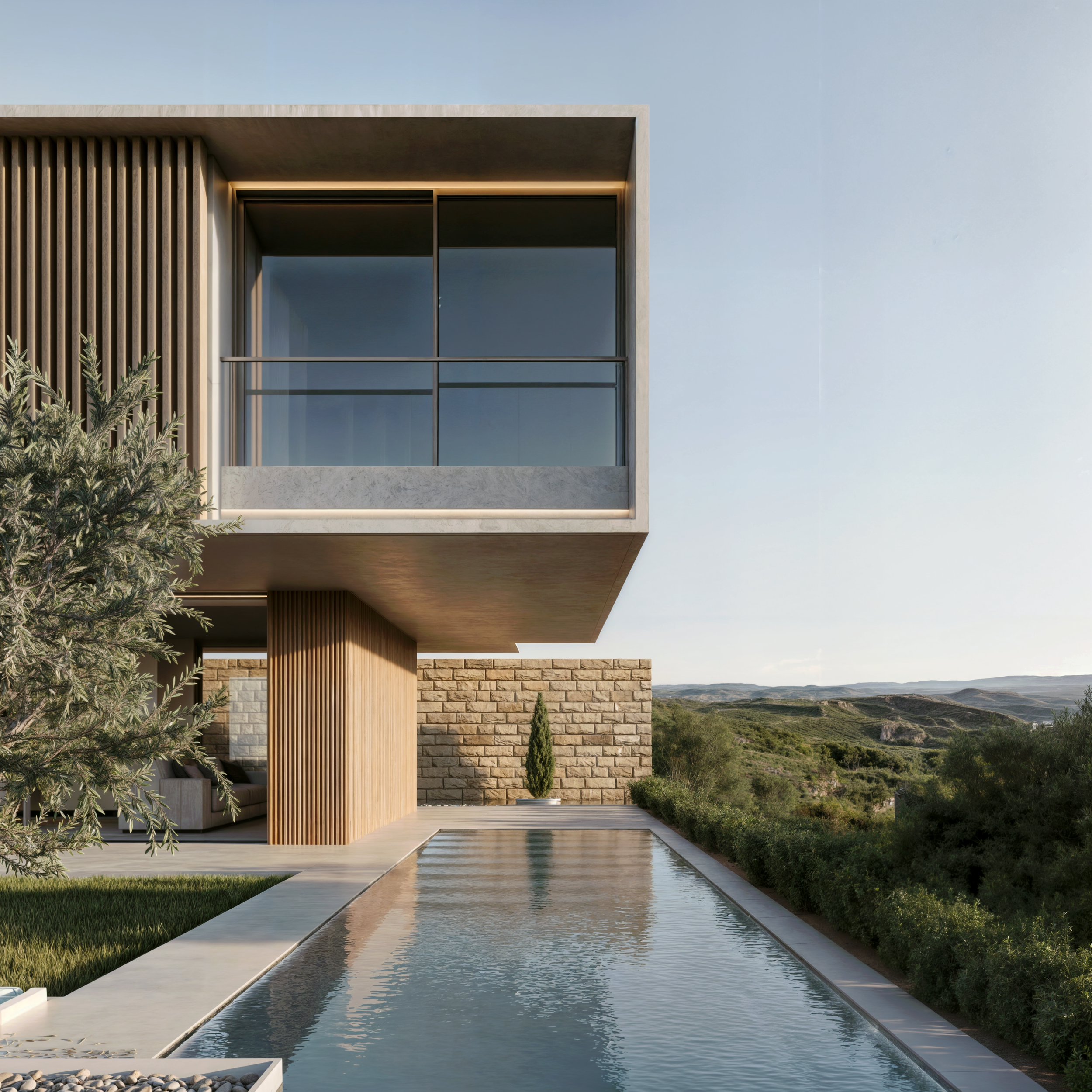 Vista de uma casa moderna com parede de vidro, varanda de vidro e piscina ao ar livre, cercada por vegetação e com uma paisagem de montanhas ao fundo.