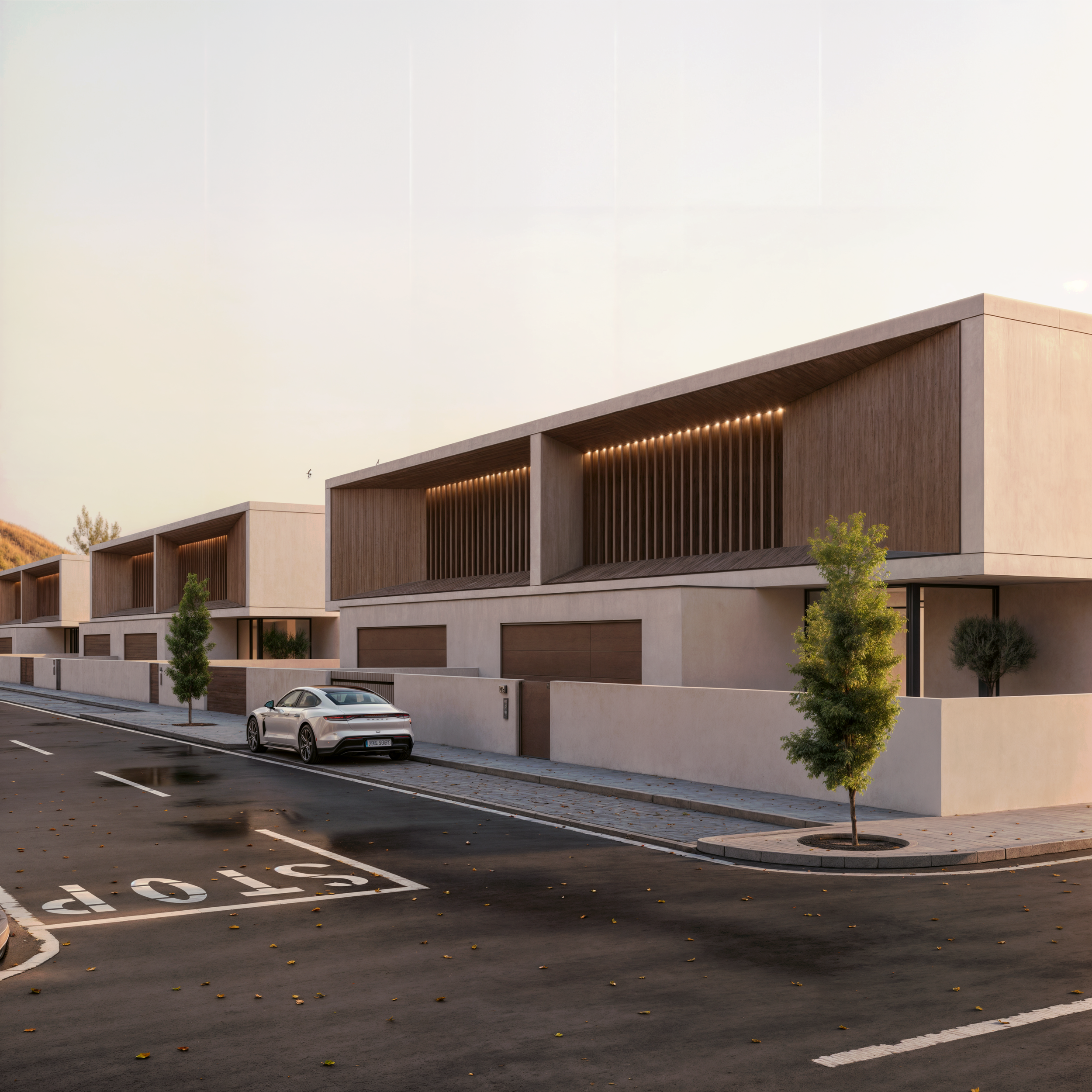 Conjunto de casas modernas com fachada de concreto e madeira, rua tranquila com carro estacionado, árvores e sinal de pare, ao entardecer.