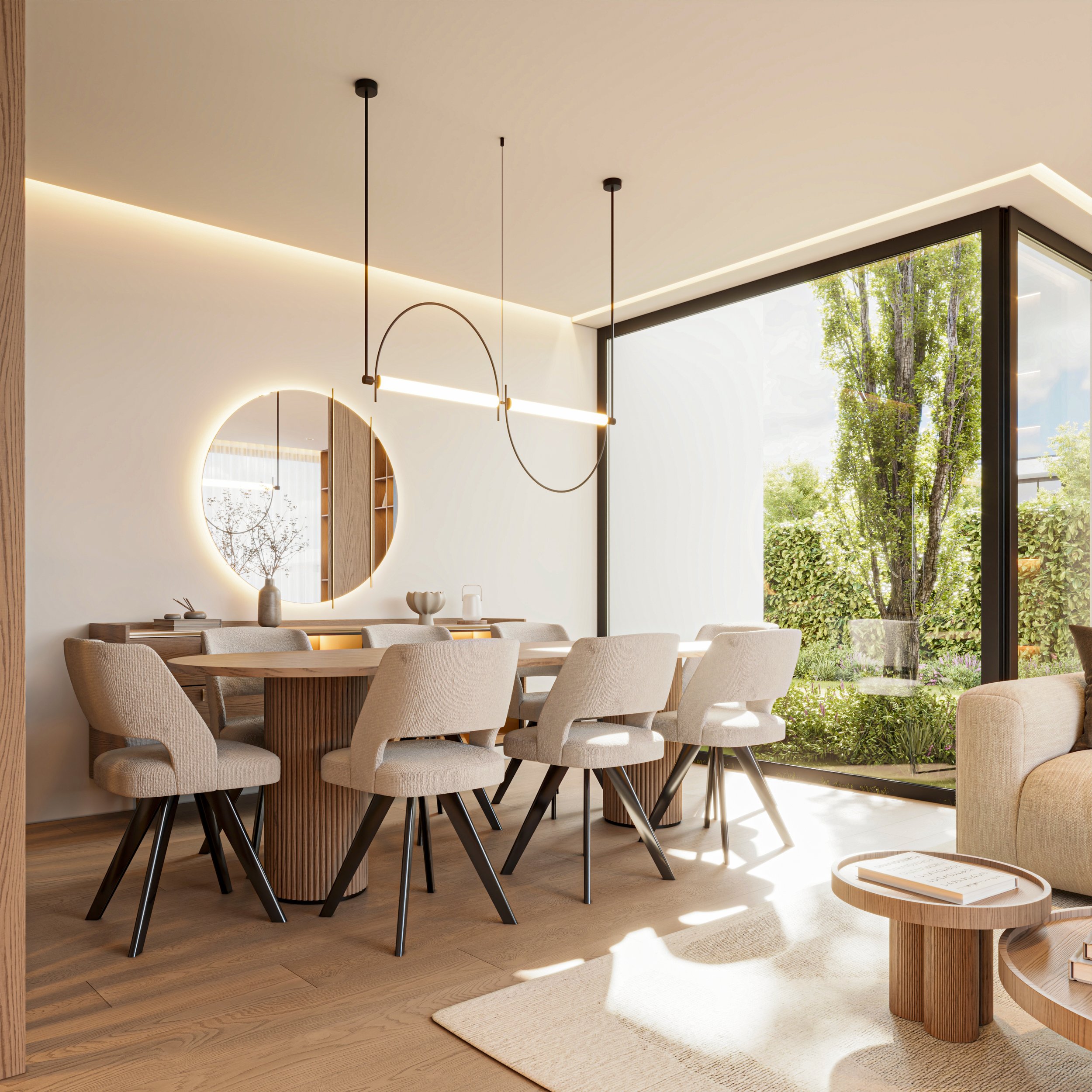 Sala de jantar moderna com mesa de madeira e oito cadeiras de almofada bege, ao lado de uma parede com espelho arredondado com iluminação LED e uma janela grande com vista para o jardim.