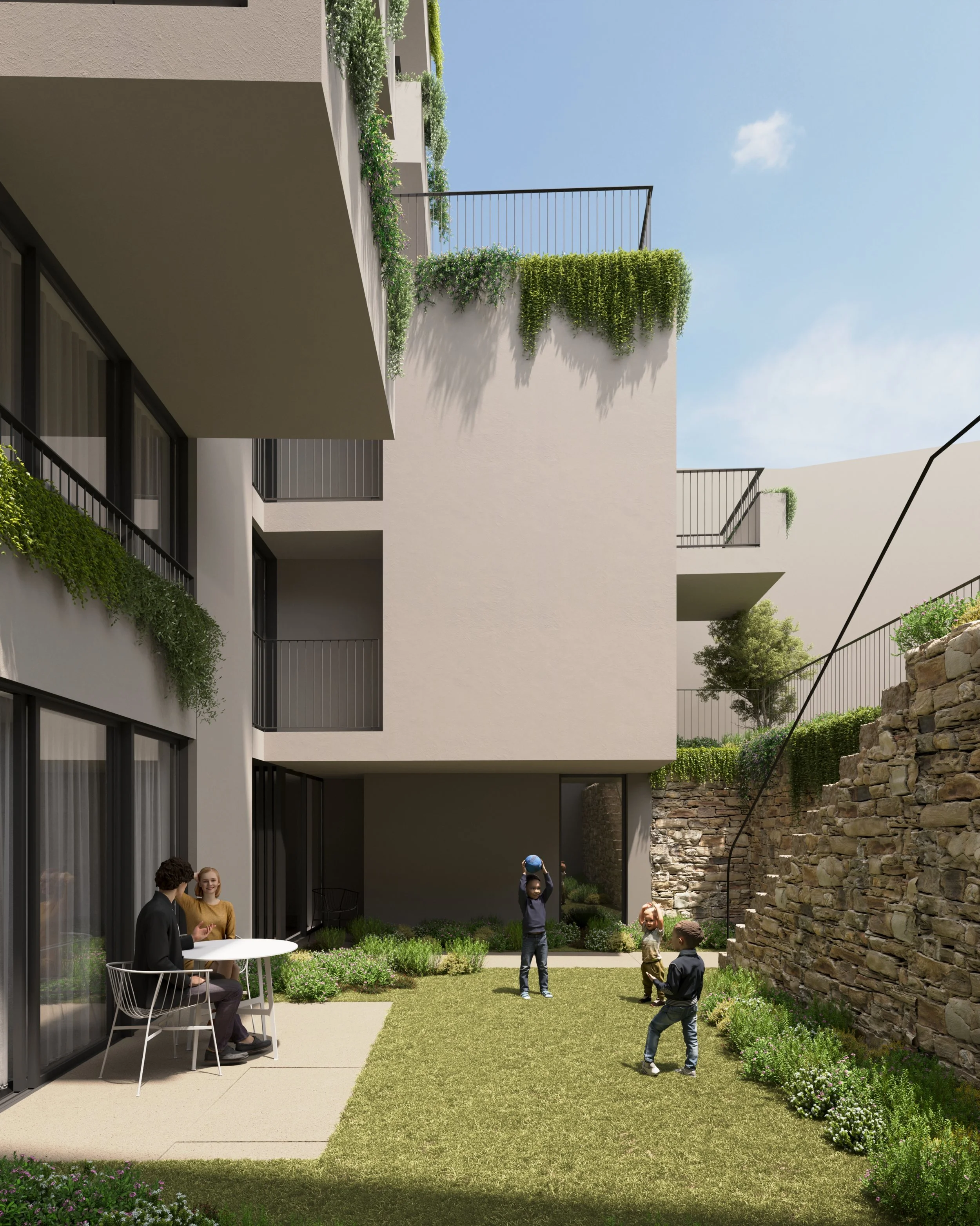 Crianças brincando em um espaço ao ar livre de um edifício moderno com plantas e varanda.