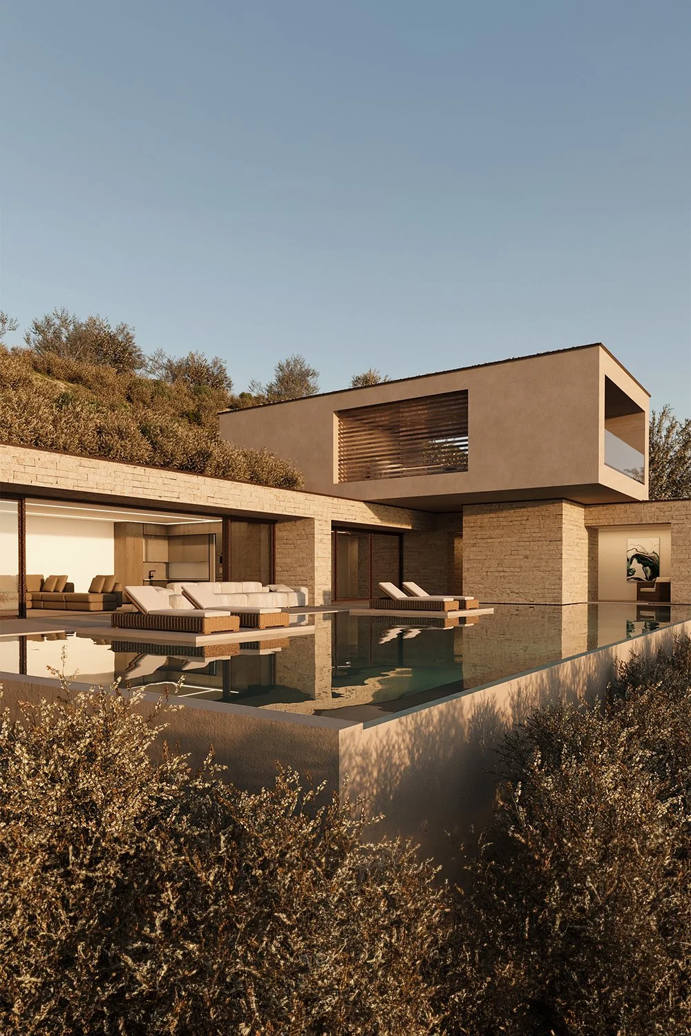 Casa moderna com piscina, espreguiçadeiras, área de estar ao ar livre e vista para uma área de vegetação.