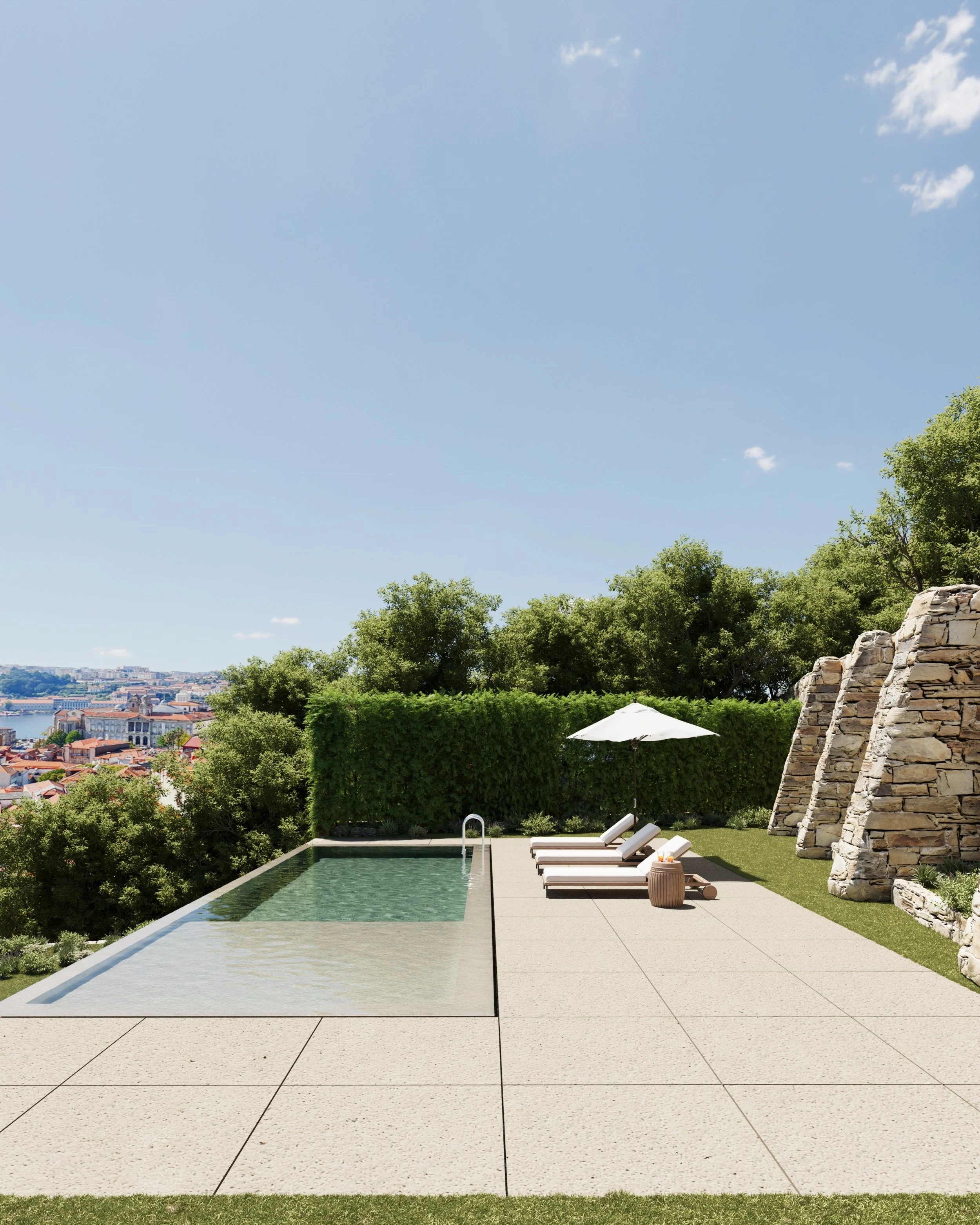 Piscina moderna ao ar livre com espreguiçadeiras, guarda-sol, cercada por árvores e arbustos, em dia ensolarado.
