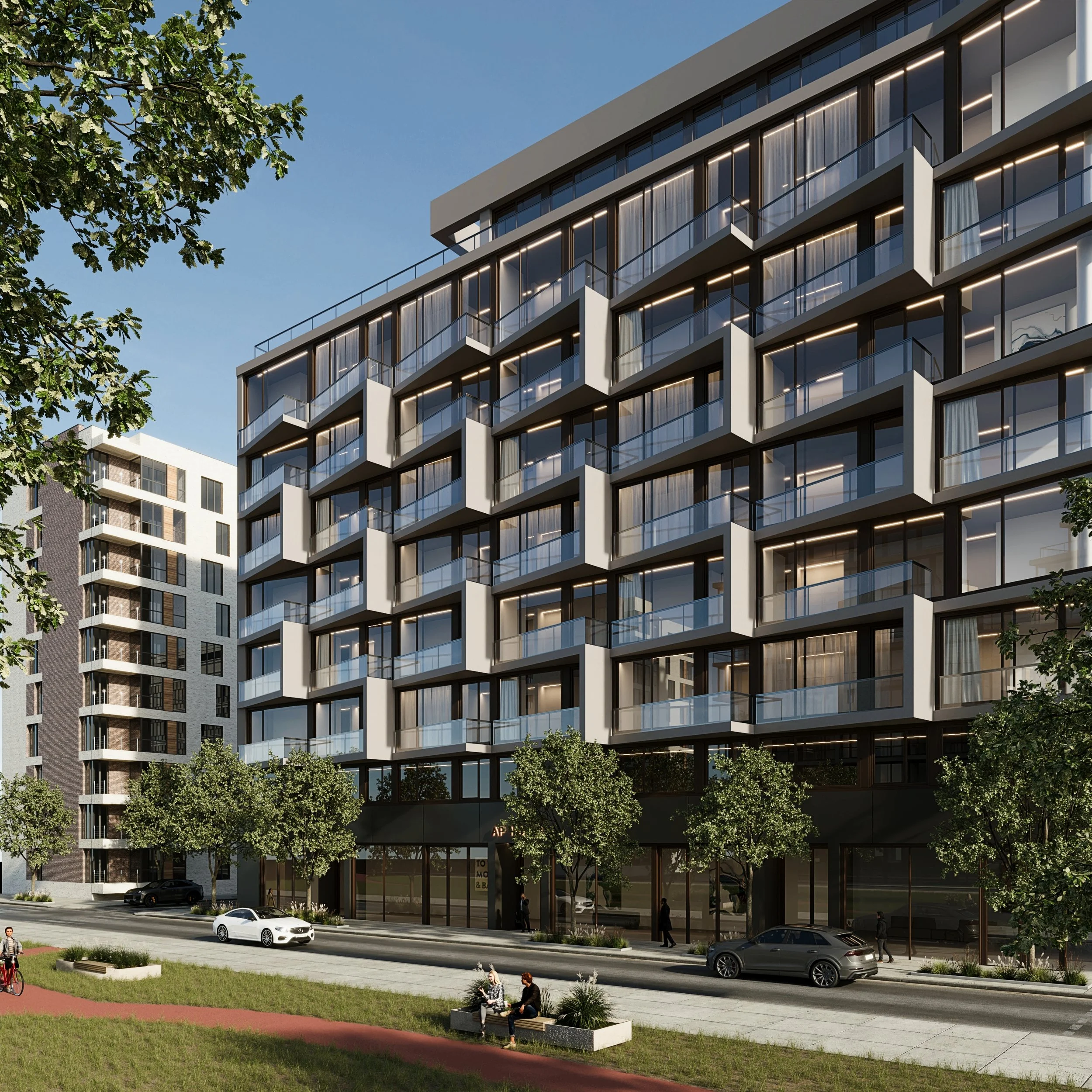 Imagem de edifício moderno de arquitetura contemporânea com várias janelas e varandas, árvores na rua, carros estacionados e pessoas caminhando e sentadas em bancos