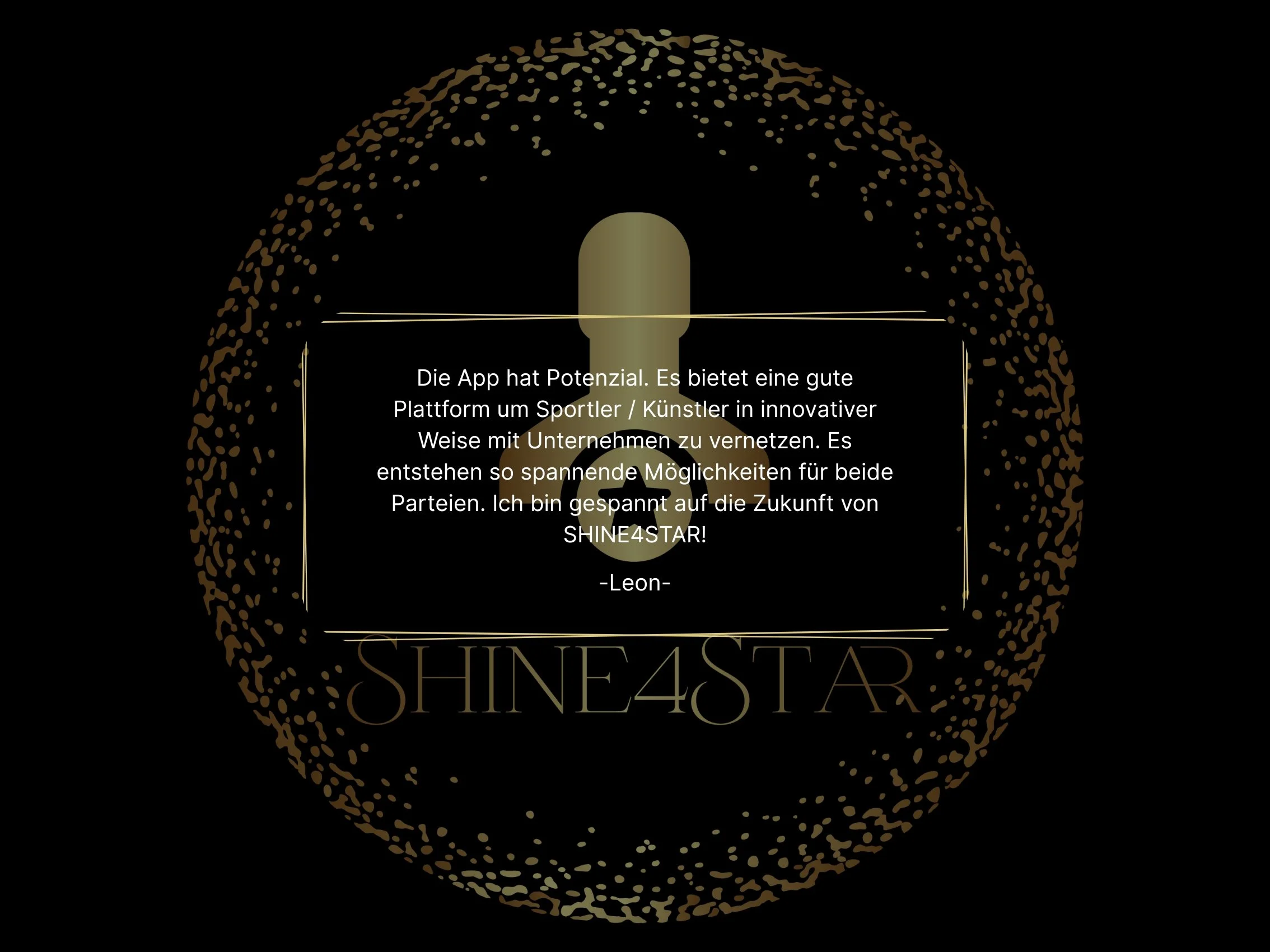Ein schwarzer Hintergrund mit einem goldenen Kreis und einem Mikrofon in der Mitte. Über dem Mikrofon befindet sich ein Textfeld mit einem deutschen Text, der eine positive Bewertung einer App enthält. Unterhalb des Mikrofon-Images steht der Schriftzug "SHINE4STAR".