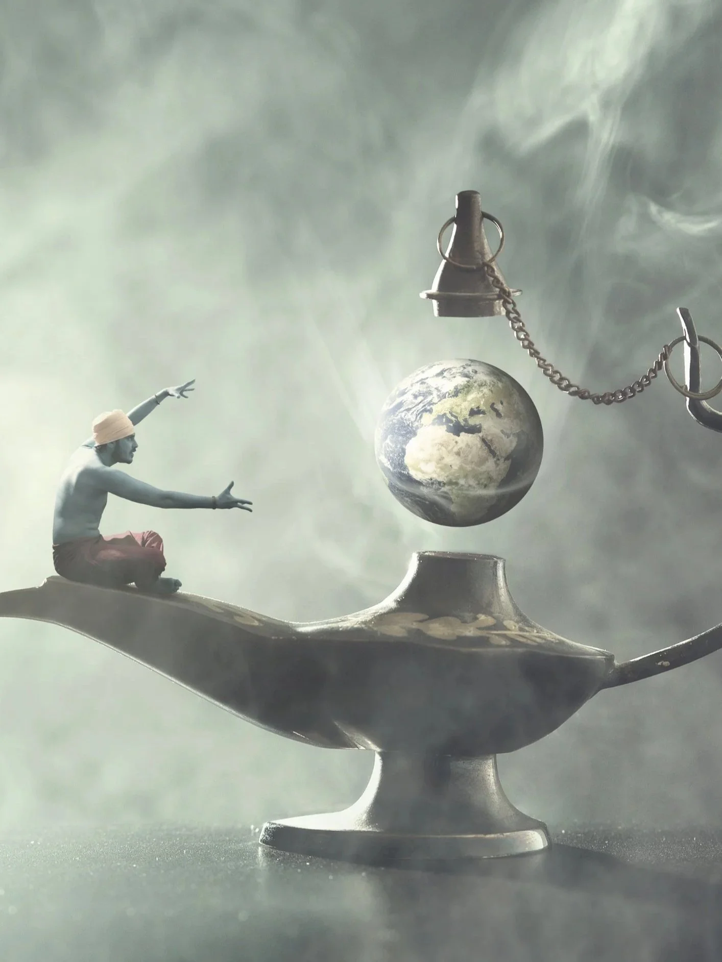 Ein kleiner Mann, der auf einer Waage sitzt und eine Hand nach einem Globus aus Pfeffer streckt, während auf der Waage eine Weltkugel balanciert wird, umgeben von einem Pendel.