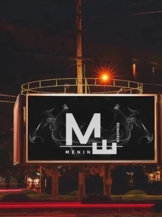 Werbetafel bei Nacht mit Rauch und großen weißen Buchstaben M und Menin Enterprise