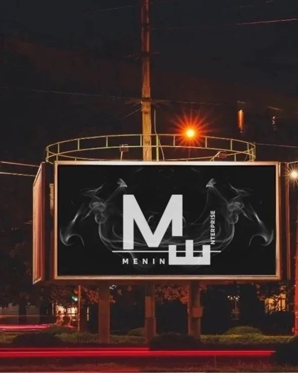 Werbetafel bei Nacht mit Rauch-Design und stylisiertem Logo, das den Text "MENINI ENTERPRISE" enthält.
