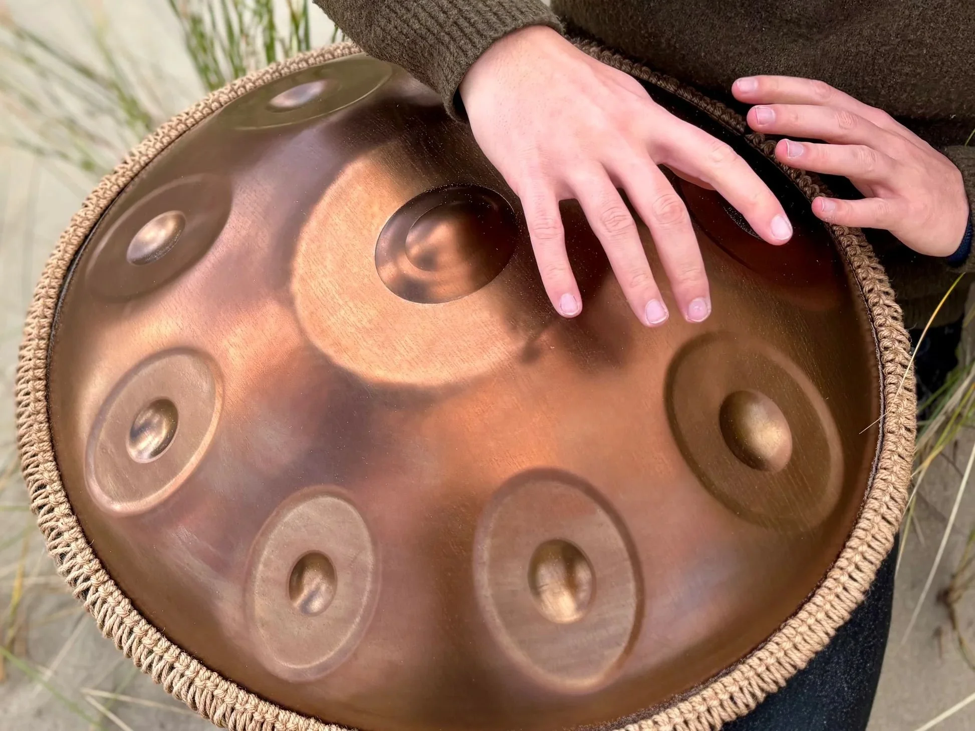 Parelveld ⎟handen bespelen een handpan