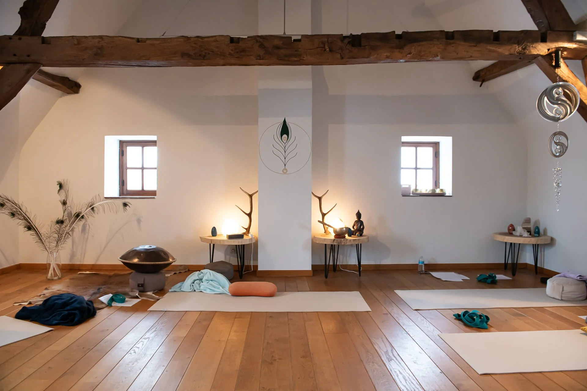 Parelveld ⎟zaal ingericht met matje en sfeerverlichting voor Wellth Yoga